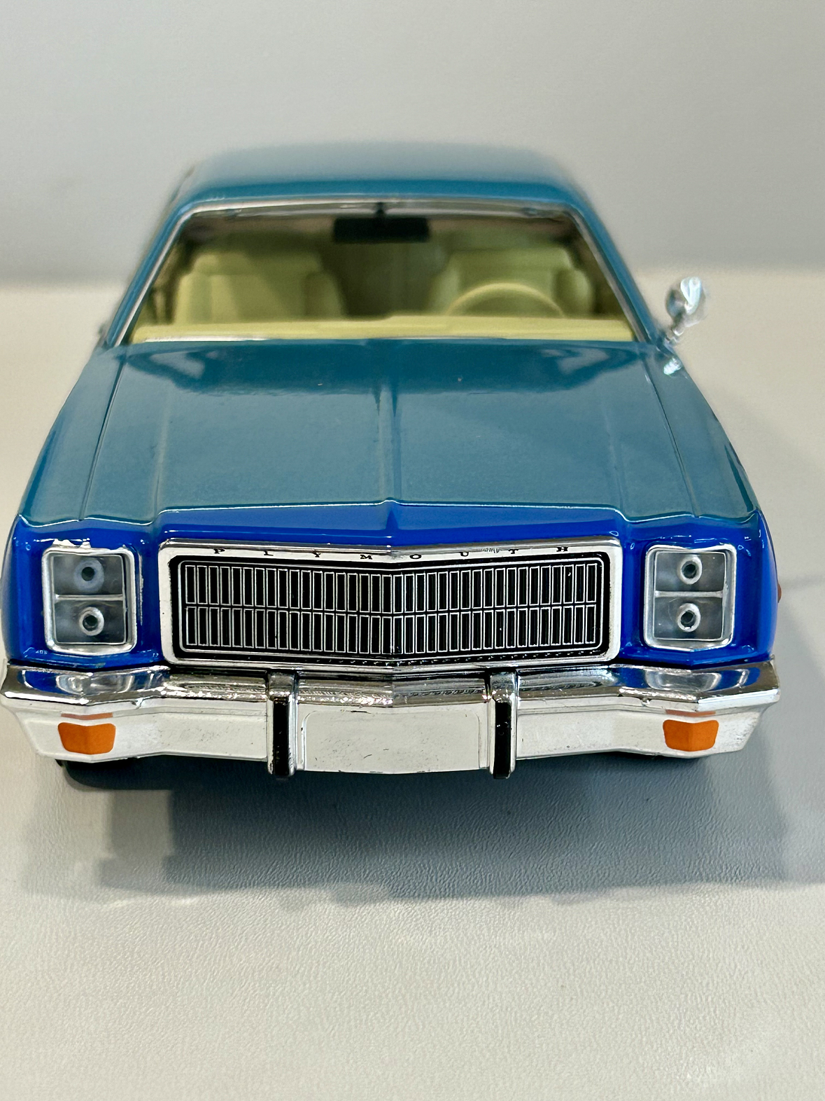 GreenLight Hollywood 1:24 Plymouth Fury “Hunter” 1977 azul claro – Sedán clásico B-body para coleccionistas en Chile 2