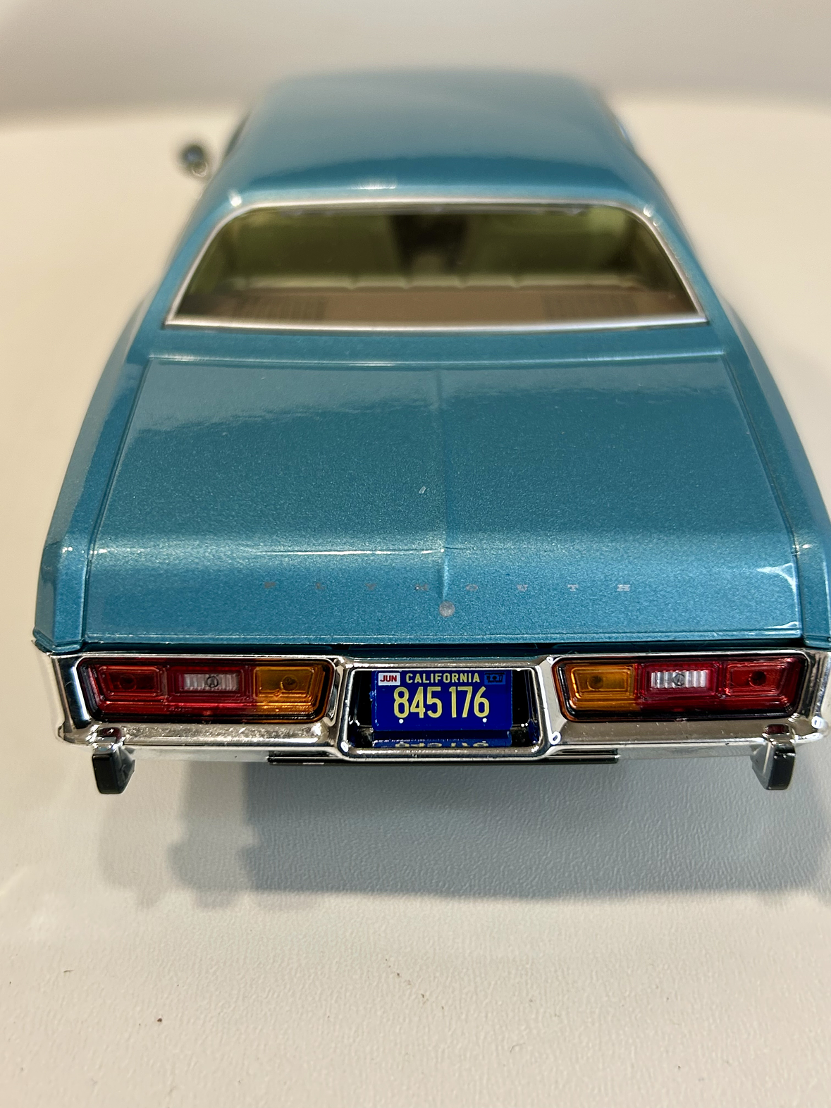 GreenLight Hollywood 1:24 Plymouth Fury “Hunter” 1977 azul claro – Sedán clásico B-body para coleccionistas en Chile 6