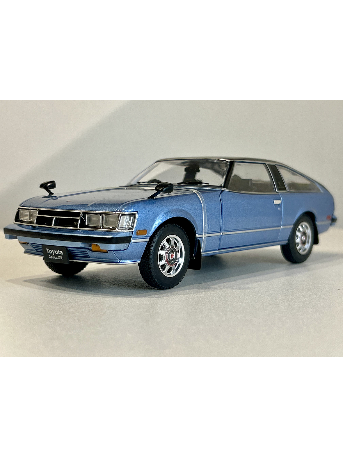 Toyota Celica XX 1978 azul metalizado/negro 1:24 WhiteBox – “pre-Supra” japonés RWD para coleccionistas 2