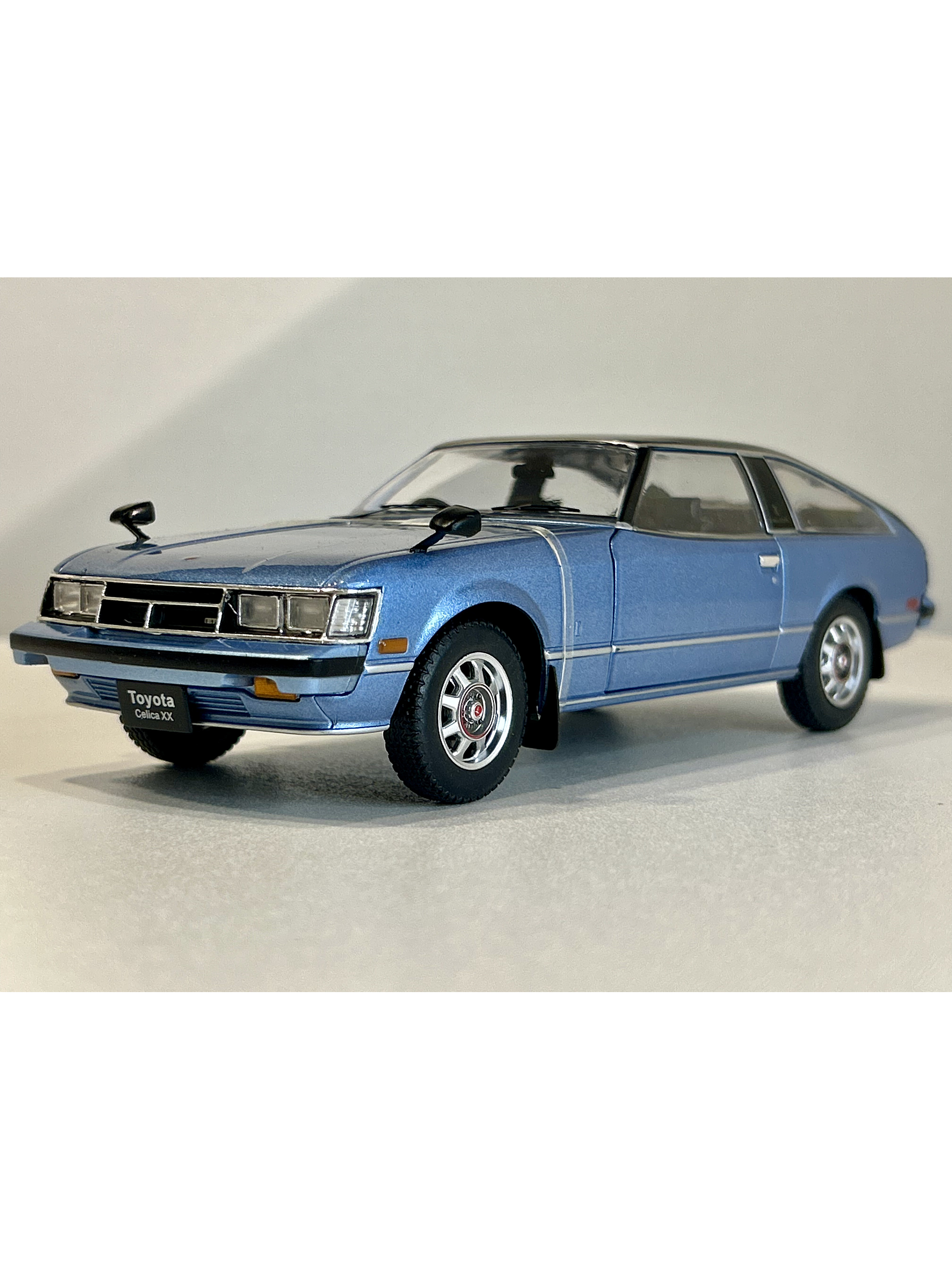 Toyota Celica XX 1978 azul metalizado/negro 1:24 WhiteBox – “pre-Supra” japonés RWD para coleccionistas 2