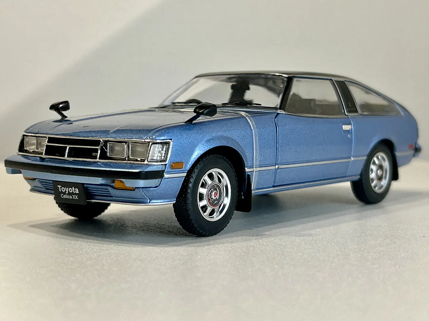 Auto Toyota Celica XX 1978 azul metalizado/negro 1:24 1