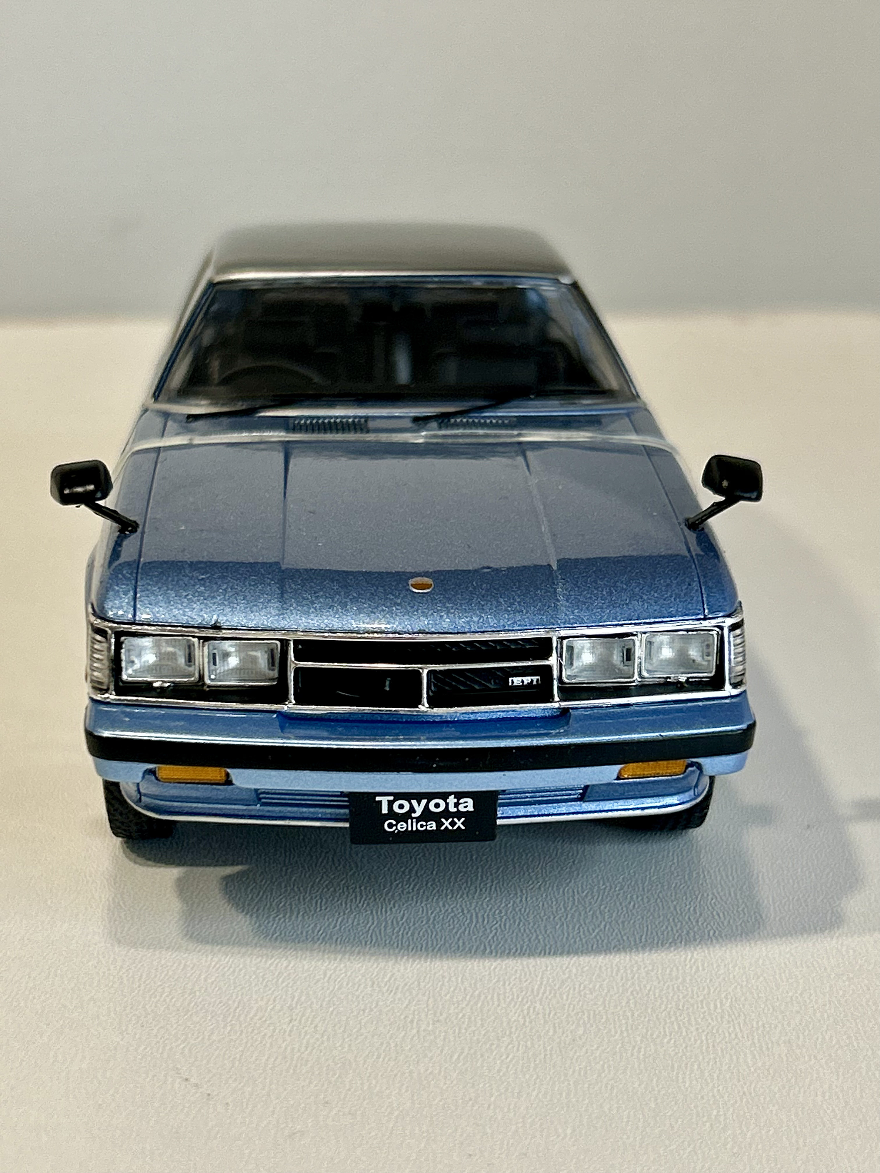 Toyota Celica XX 1978 azul metalizado/negro 1:24 WhiteBox – “pre-Supra” japonés RWD para coleccionistas 3