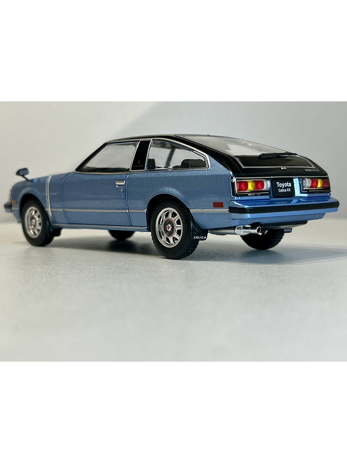 Toyota Celica XX 1978 azul metalizado/negro 1:24 WhiteBox – “pre-Supra” japonés RWD para coleccionistas 8