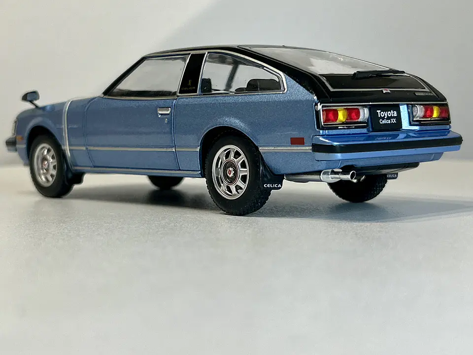 Auto Toyota Celica XX 1978 azul metalizado/negro 1:24 8