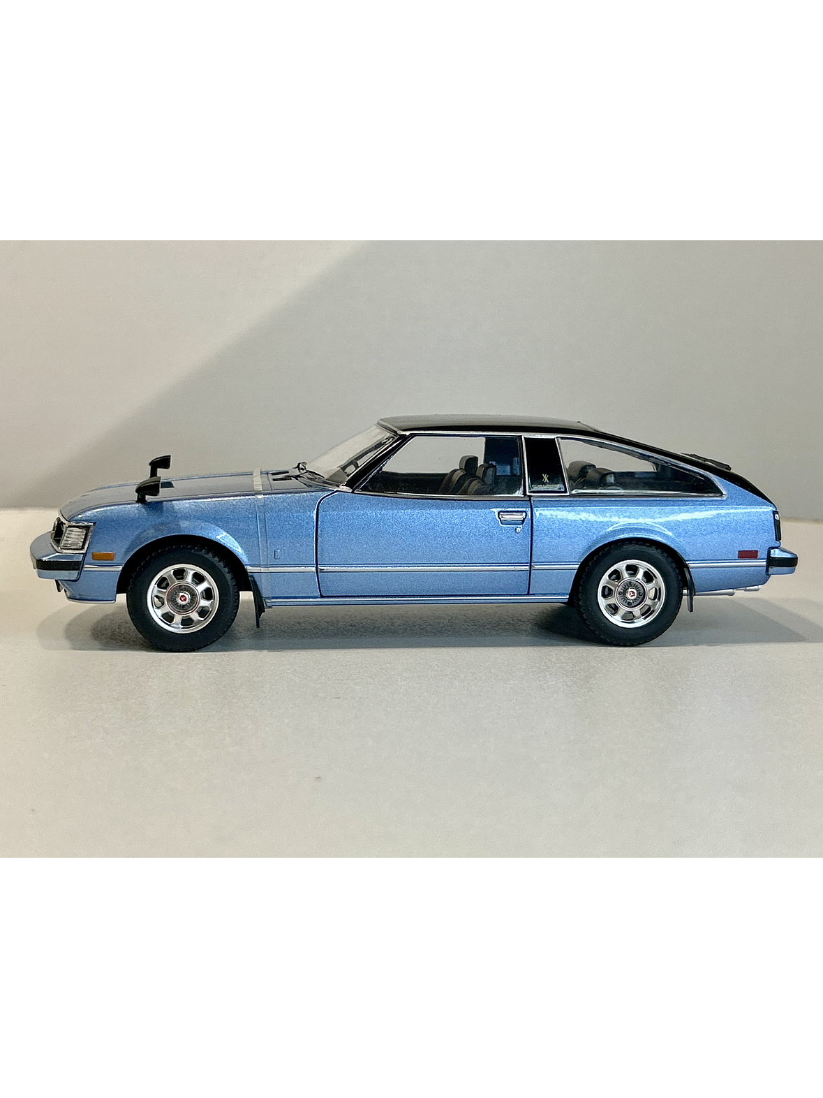 Toyota Celica XX 1978 azul metalizado/negro 1:24 WhiteBox – “pre-Supra” japonés RWD para coleccionistas 9