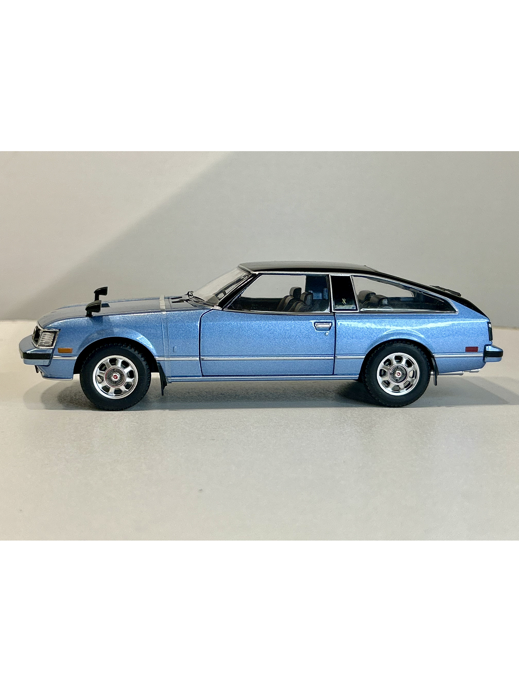 Toyota Celica XX 1978 azul metalizado/negro 1:24 WhiteBox – “pre-Supra” japonés RWD para coleccionistas 9