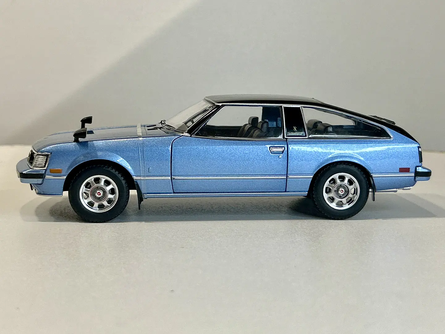 Auto Toyota Celica XX 1978 azul metalizado/negro 1:24 9
