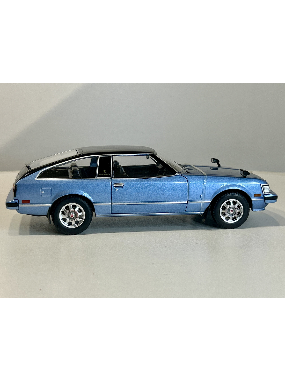 Toyota Celica XX 1978 azul metalizado/negro 1:24 WhiteBox – “pre-Supra” japonés RWD para coleccionistas 5