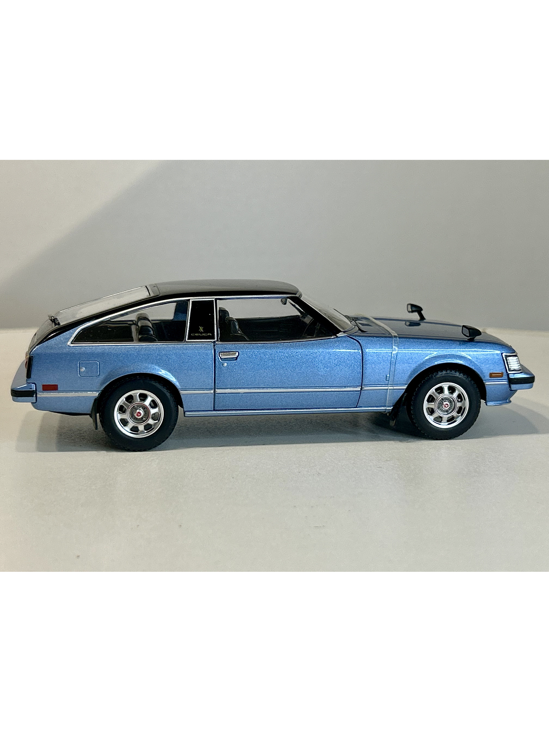 Toyota Celica XX 1978 azul metalizado/negro 1:24 WhiteBox – “pre-Supra” japonés RWD para coleccionistas 5