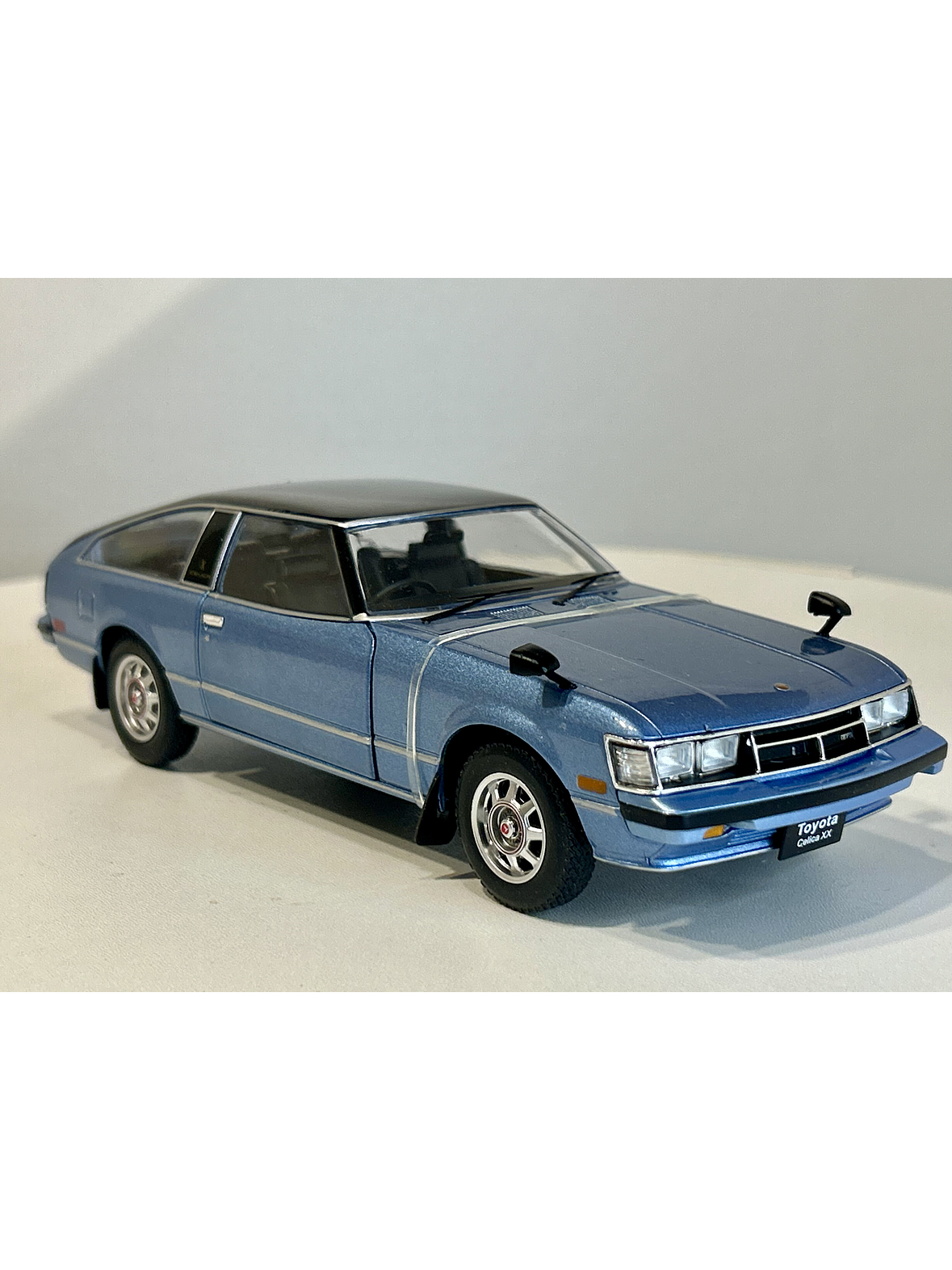 Toyota Celica XX 1978 azul metalizado/negro 1:24 WhiteBox – “pre-Supra” japonés RWD para coleccionistas 4