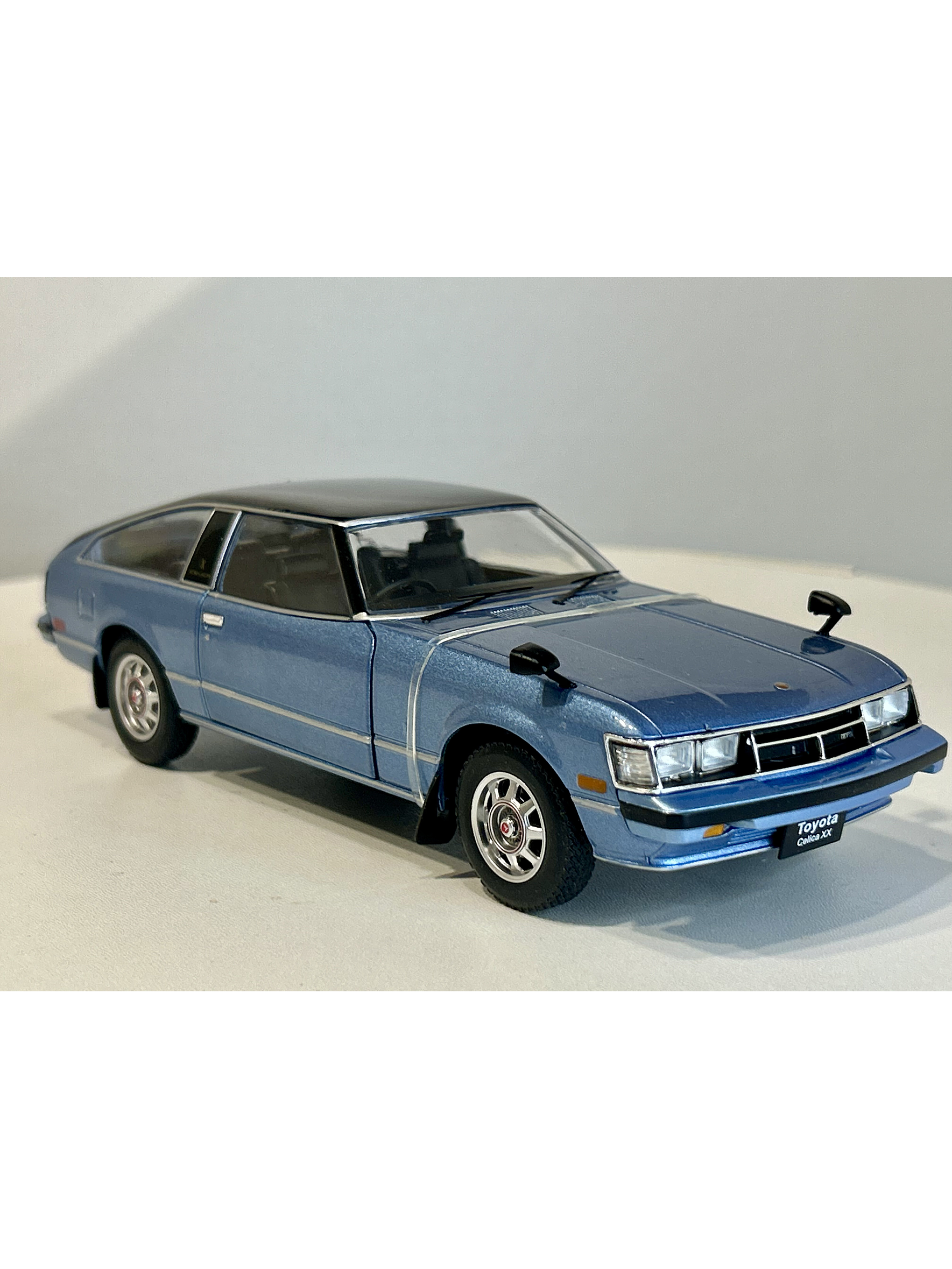 Toyota Celica XX 1978 azul metalizado/negro 1:24 WhiteBox – “pre-Supra” japonés RWD para coleccionistas 4