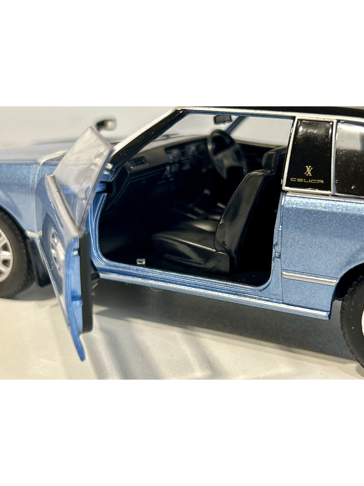 Toyota Celica XX 1978 azul metalizado/negro 1:24 WhiteBox – “pre-Supra” japonés RWD para coleccionistas 10