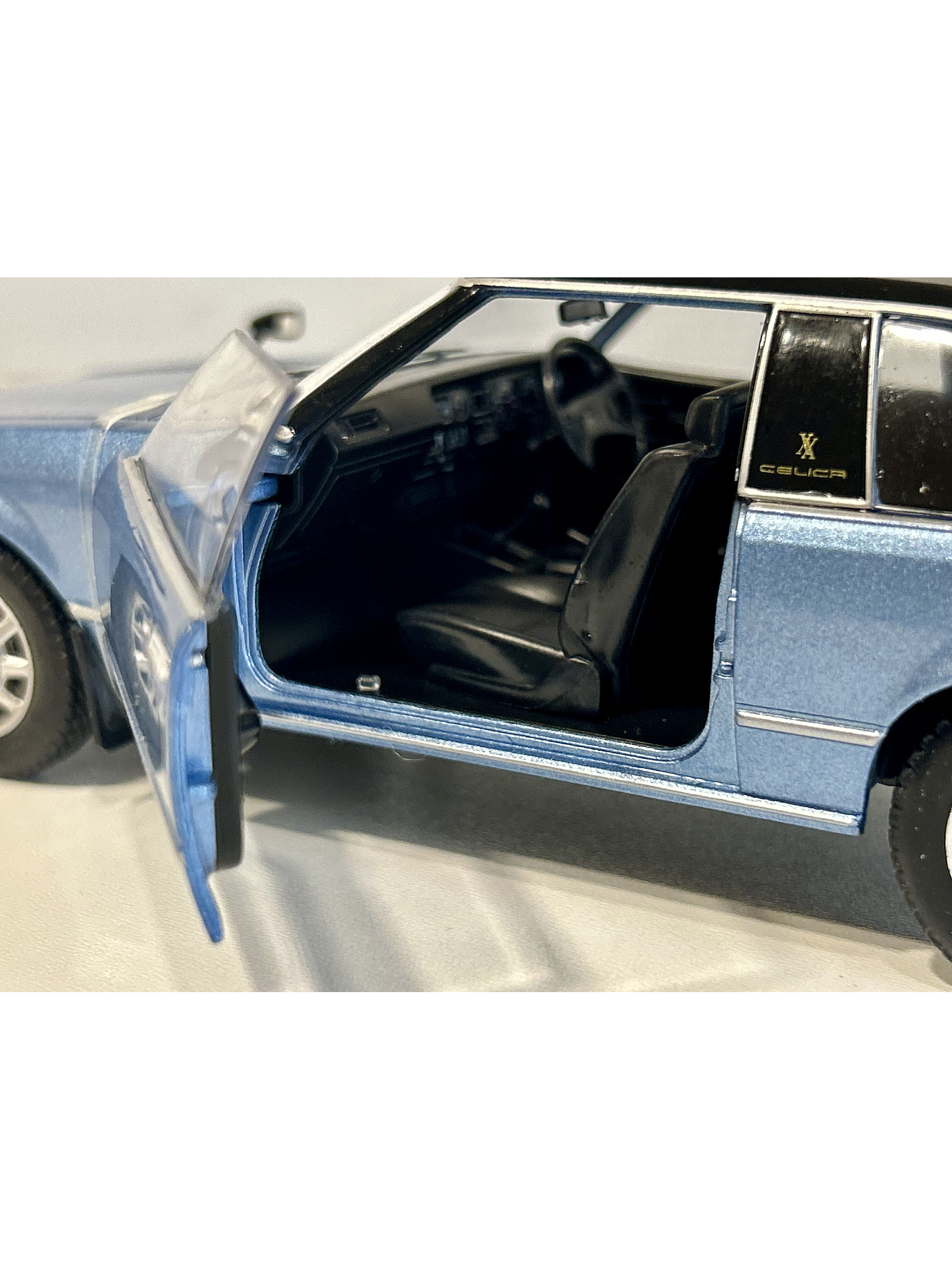 Toyota Celica XX 1978 azul metalizado/negro 1:24 WhiteBox – “pre-Supra” japonés RWD para coleccionistas 10