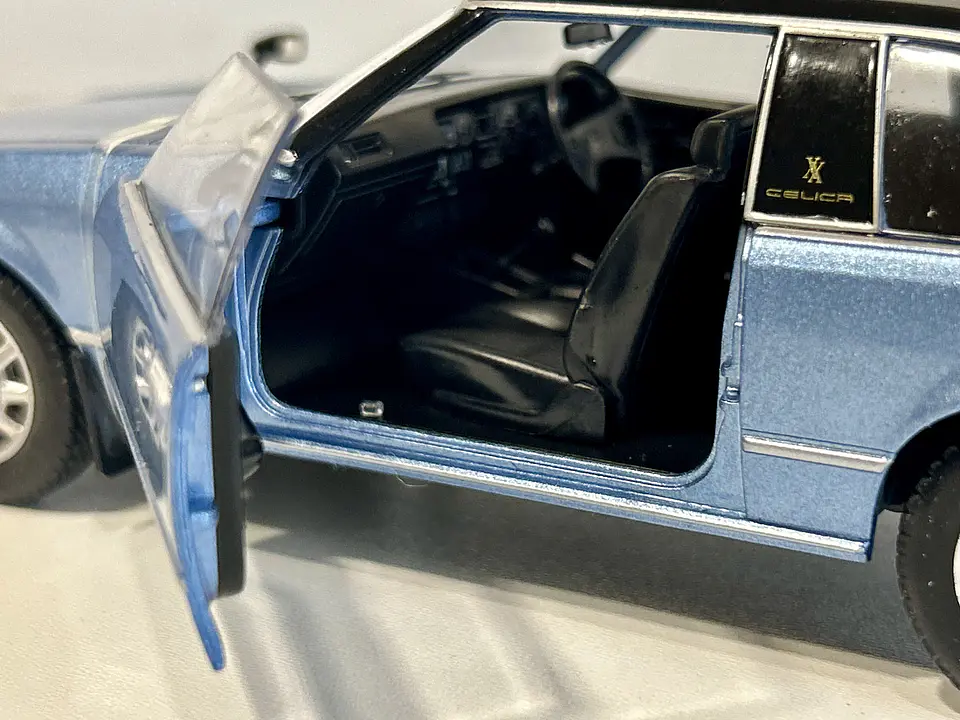 Auto Toyota Celica XX 1978 azul metalizado/negro 1:24 10