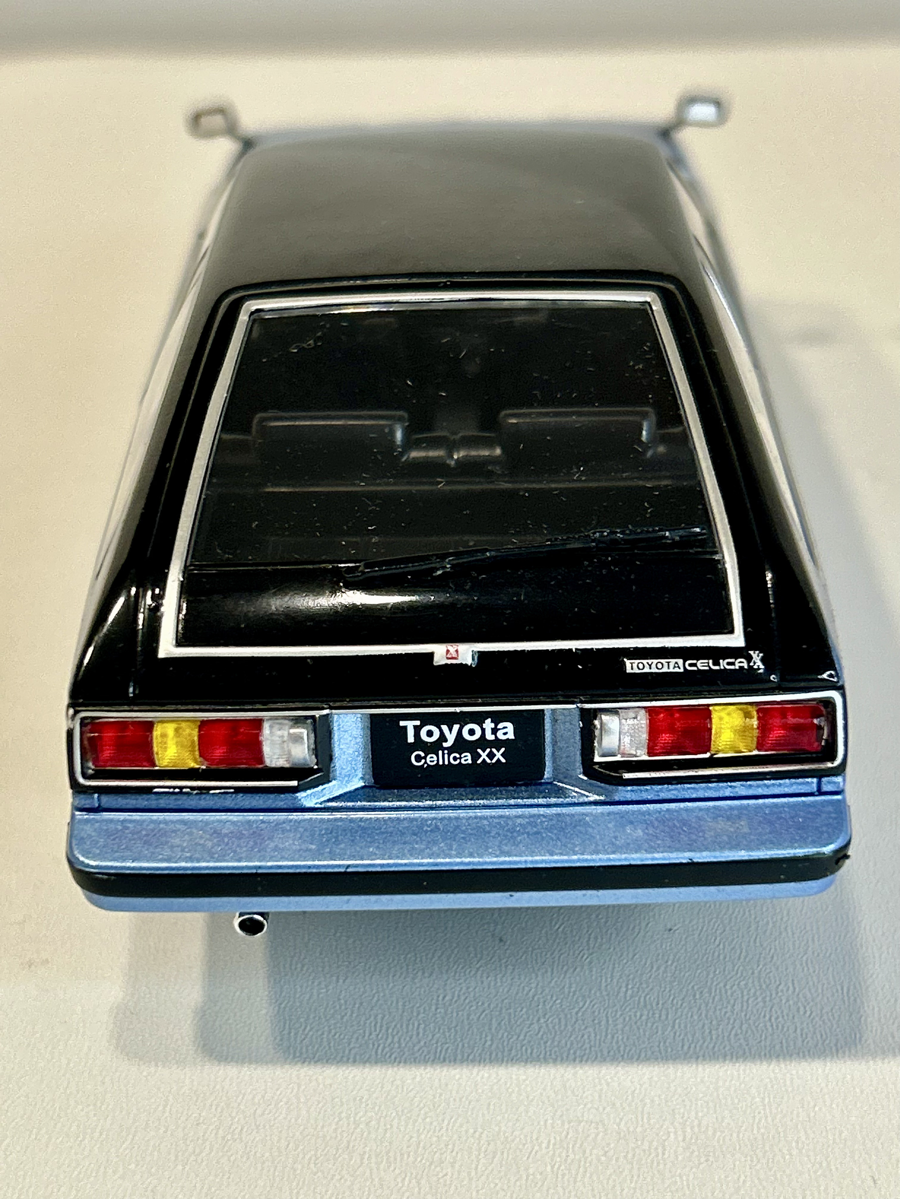 Toyota Celica XX 1978 azul metalizado/negro 1:24 WhiteBox – “pre-Supra” japonés RWD para coleccionistas 7