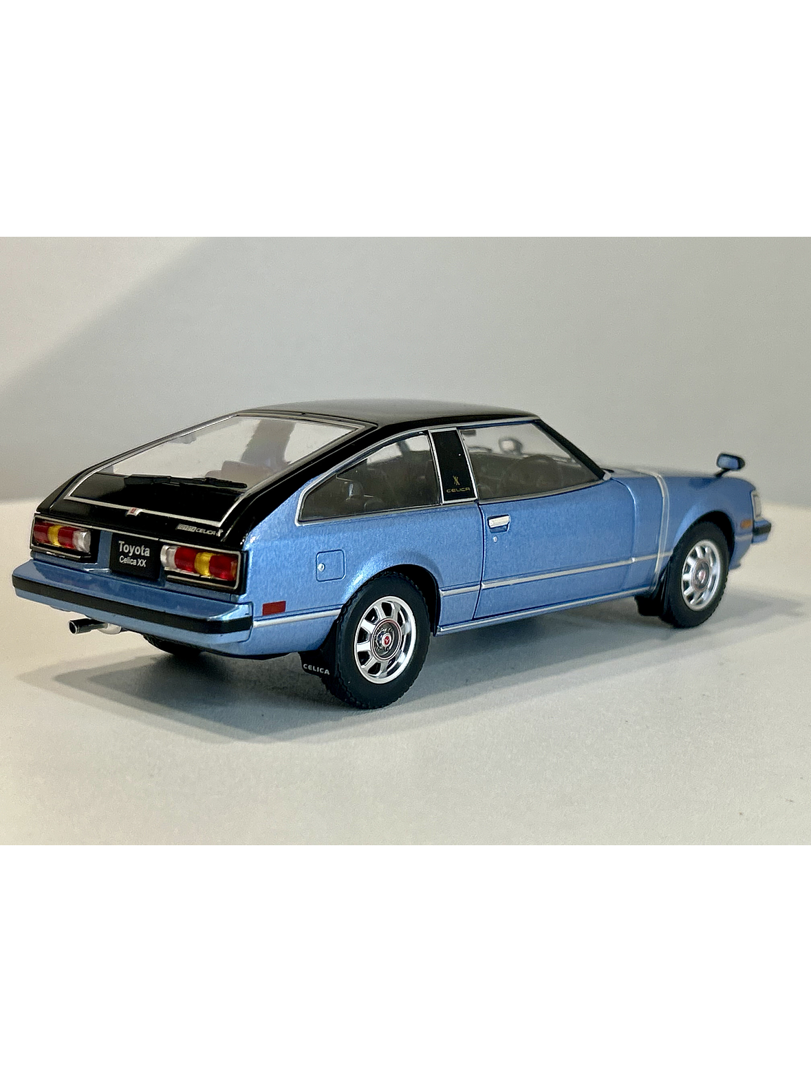 Toyota Celica XX 1978 azul metalizado/negro 1:24 WhiteBox – “pre-Supra” japonés RWD para coleccionistas 6
