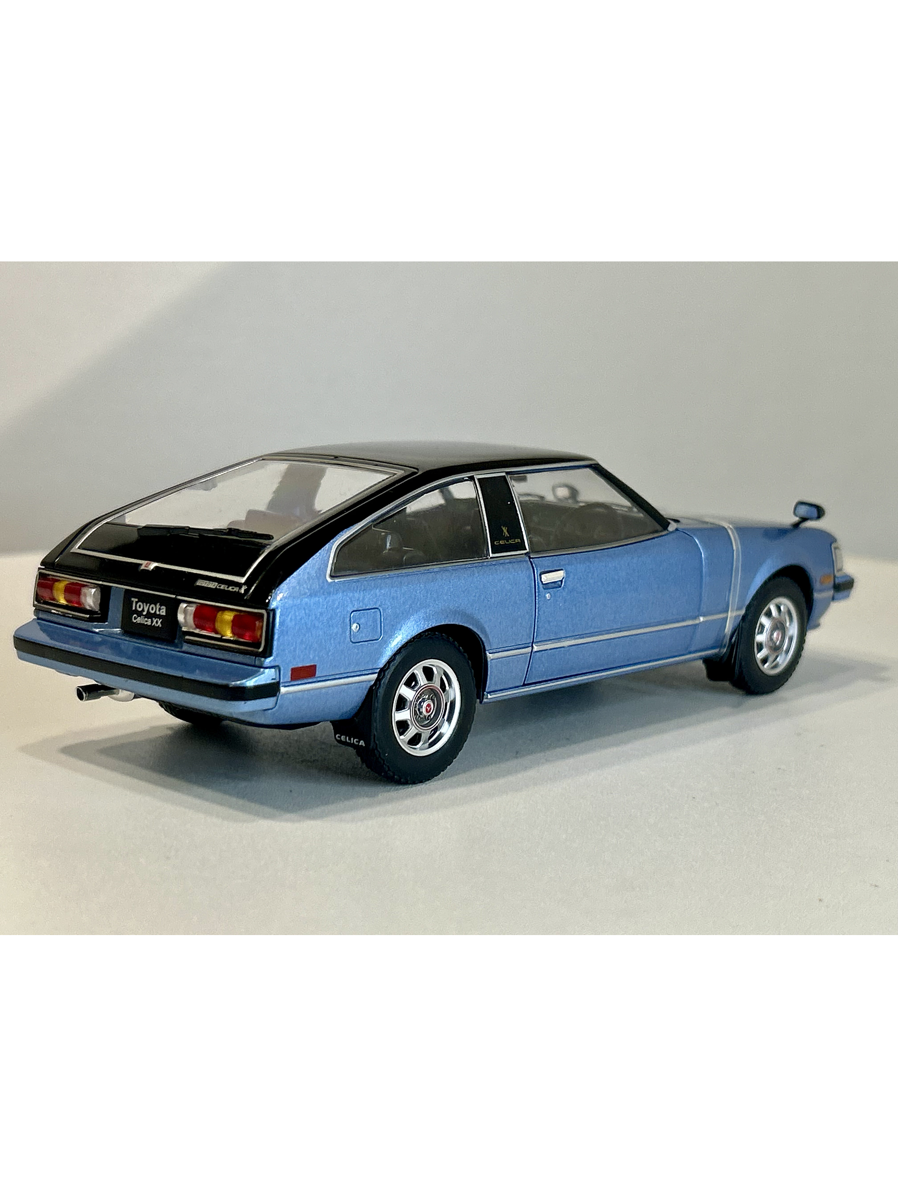 Toyota Celica XX 1978 azul metalizado/negro 1:24 WhiteBox – “pre-Supra” japonés RWD para coleccionistas 6