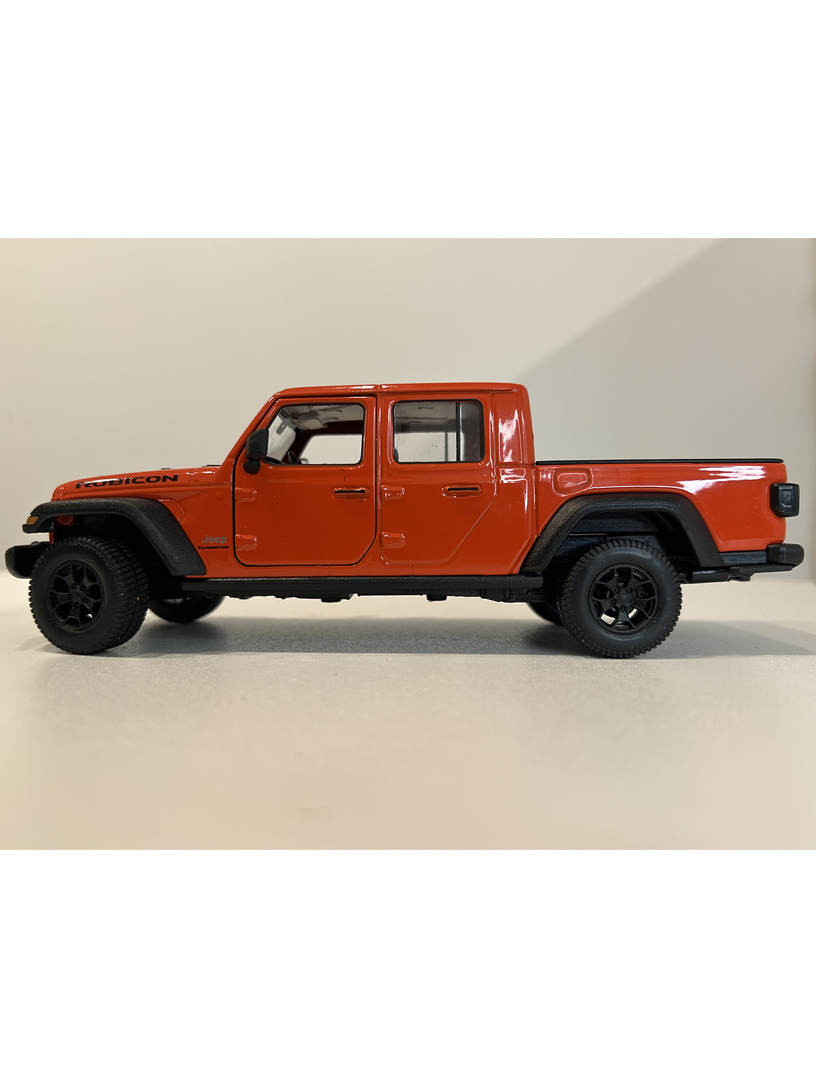 Welly Jeep Gladiator Rubicon 1:24 (naranja “Punk”) – Pick-up 4x4 icónica para coleccionistas en Chile | Ruta Nostalgia 8