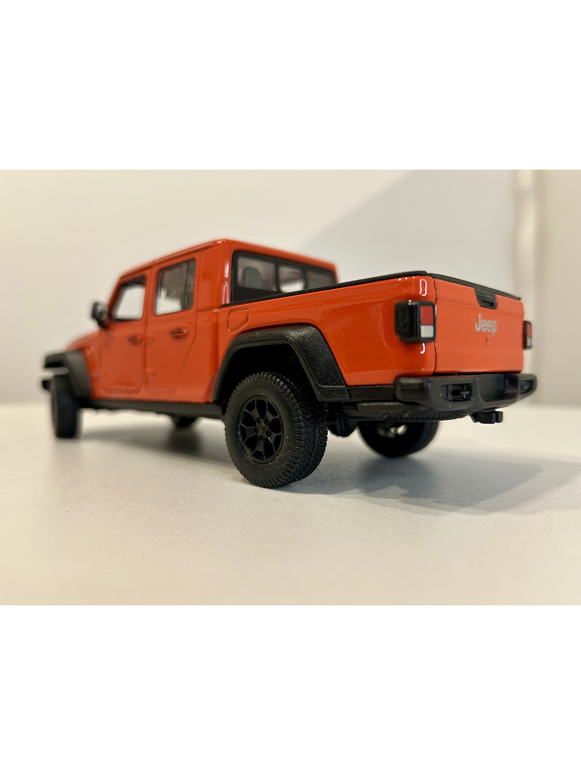 Welly Jeep Gladiator Rubicon 1:24 (naranja “Punk”) – Pick-up 4x4 icónica para coleccionistas en Chile | Ruta Nostalgia 7