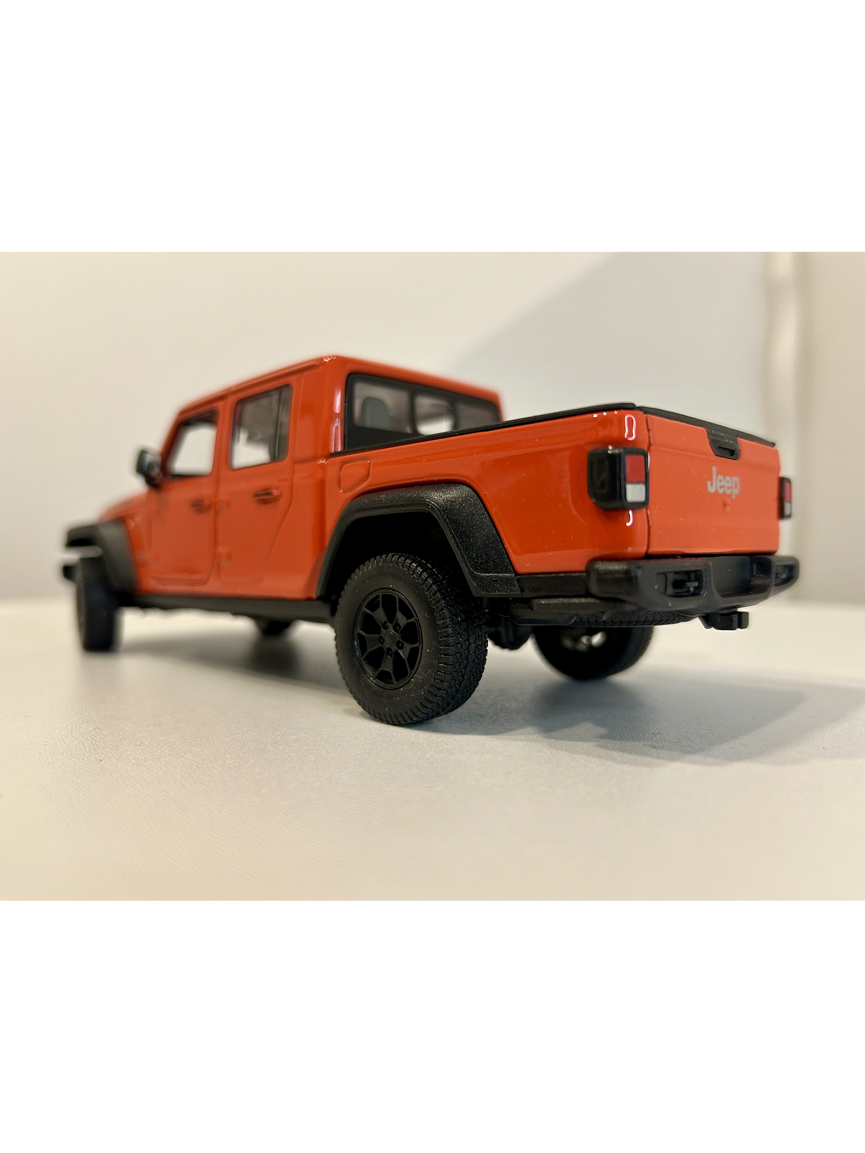 Welly Jeep Gladiator Rubicon 1:24 (naranja “Punk”) – Pick-up 4x4 icónica para coleccionistas en Chile | Ruta Nostalgia 7
