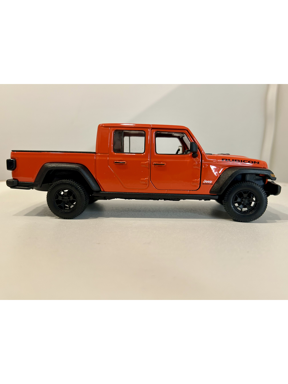 Welly Jeep Gladiator Rubicon 1:24 (naranja “Punk”) – Pick-up 4x4 icónica para coleccionistas en Chile | Ruta Nostalgia 4