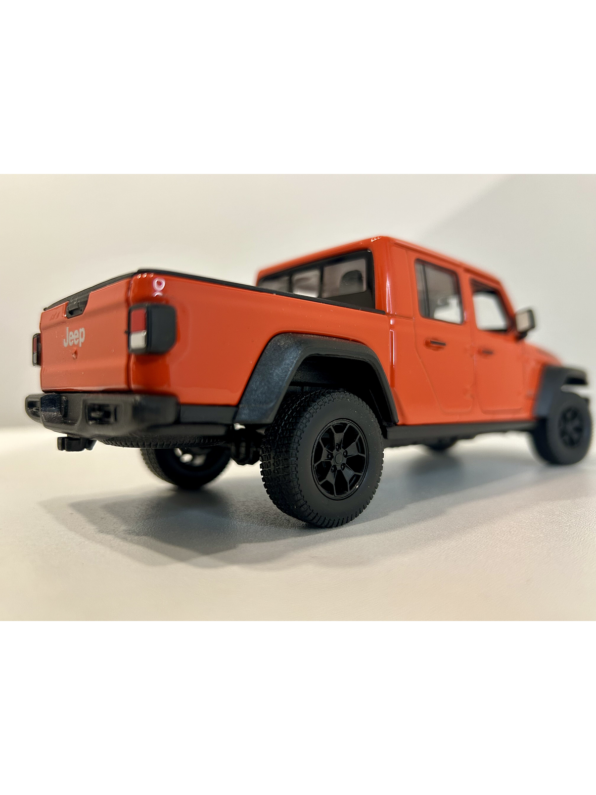 Welly Jeep Gladiator Rubicon 1:24 (naranja “Punk”) – Pick-up 4x4 icónica para coleccionistas en Chile | Ruta Nostalgia 5