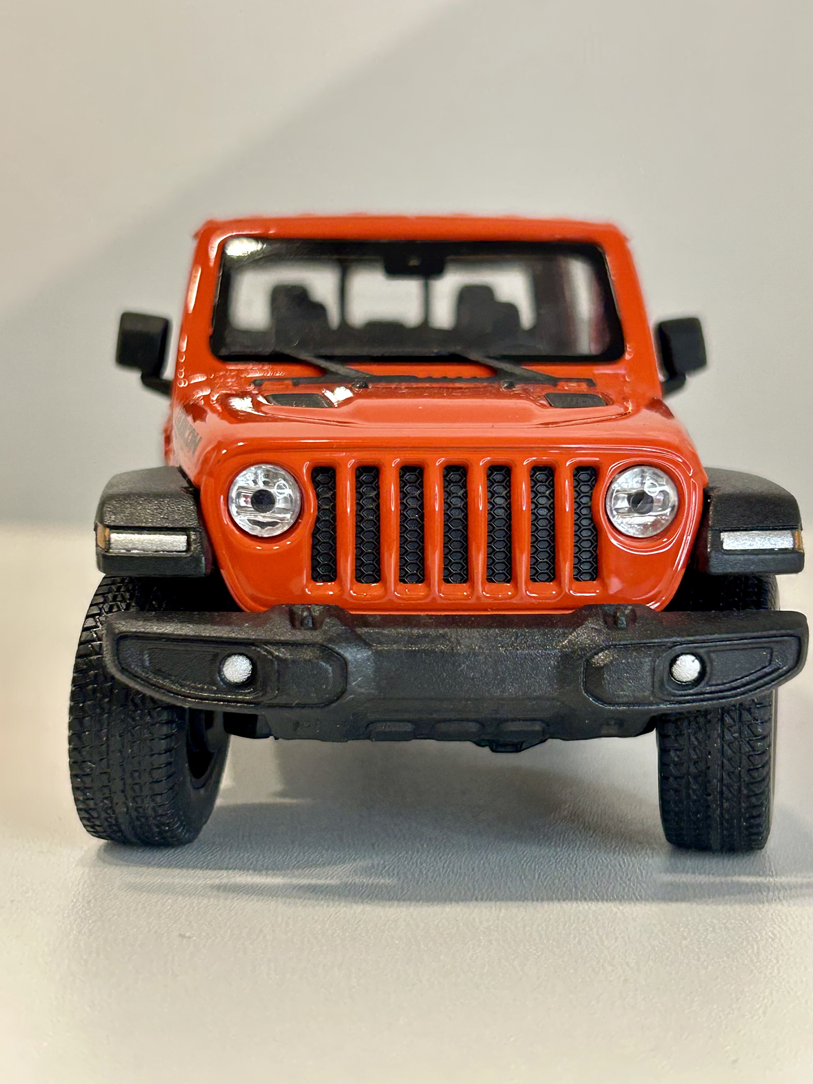 Welly Jeep Gladiator Rubicon 1:24 (naranja “Punk”) – Pick-up 4x4 icónica para coleccionistas en Chile | Ruta Nostalgia 2