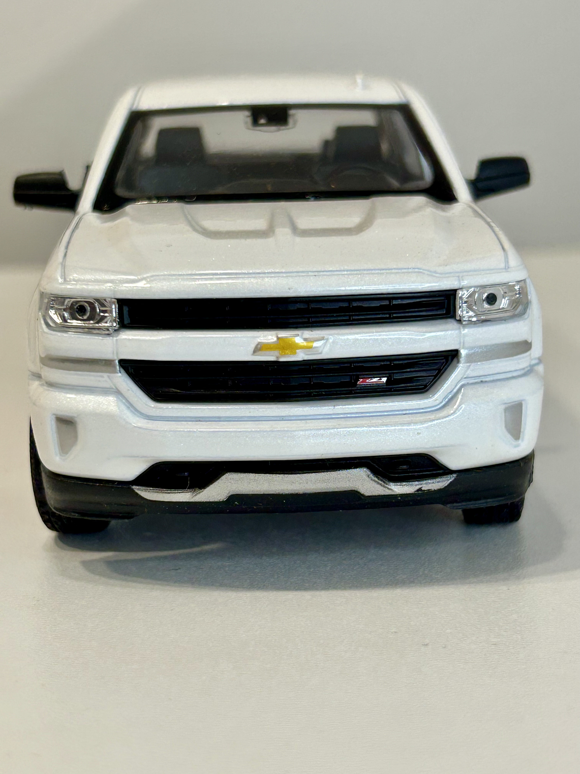 Welly Chevrolet Silverado 2017 1:29 blanco – Pick-up full-size icónica para coleccionistas en Chile | Ruta Nostalgia 2