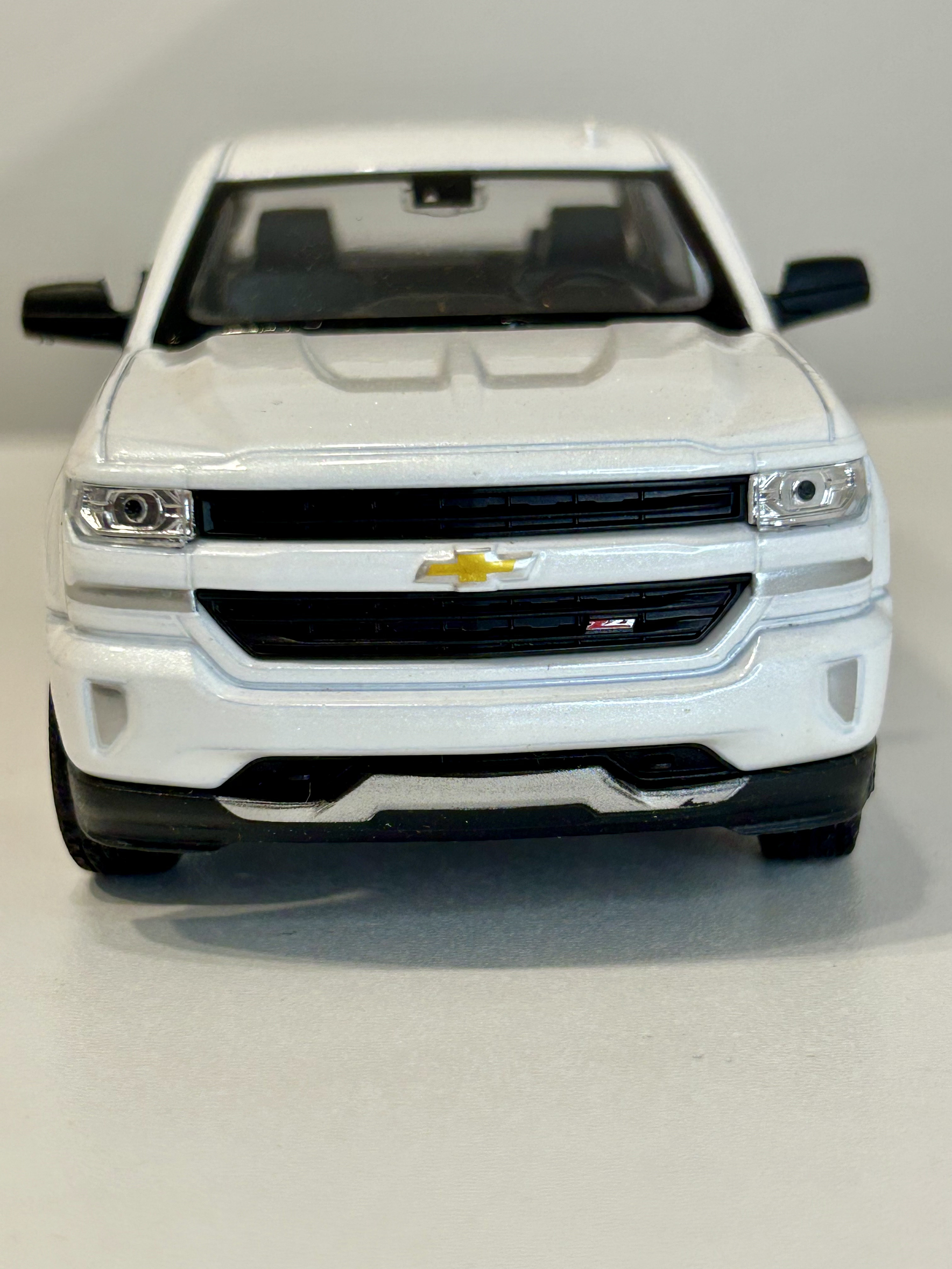 Welly Chevrolet Silverado 2017 1:29 blanco – Pick-up full-size icónica para coleccionistas en Chile | Ruta Nostalgia 2
