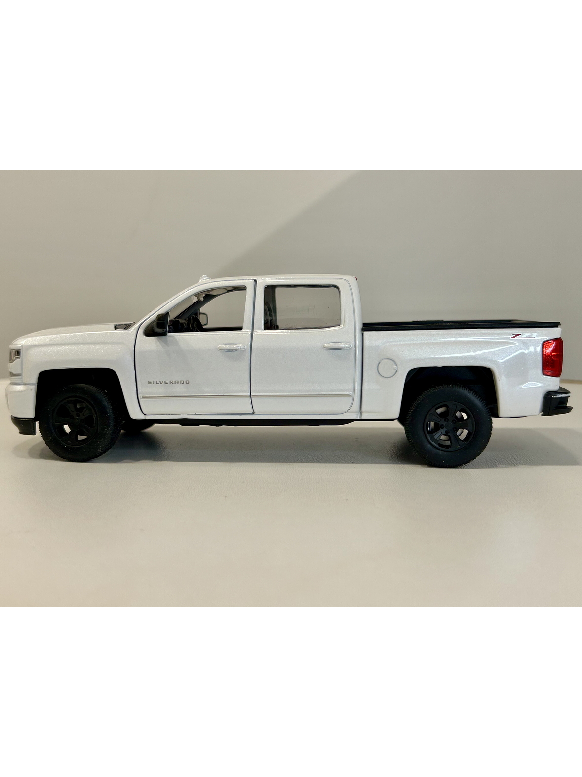 Welly Chevrolet Silverado 2017 1:29 blanco – Pick-up full-size icónica para coleccionistas en Chile | Ruta Nostalgia 9