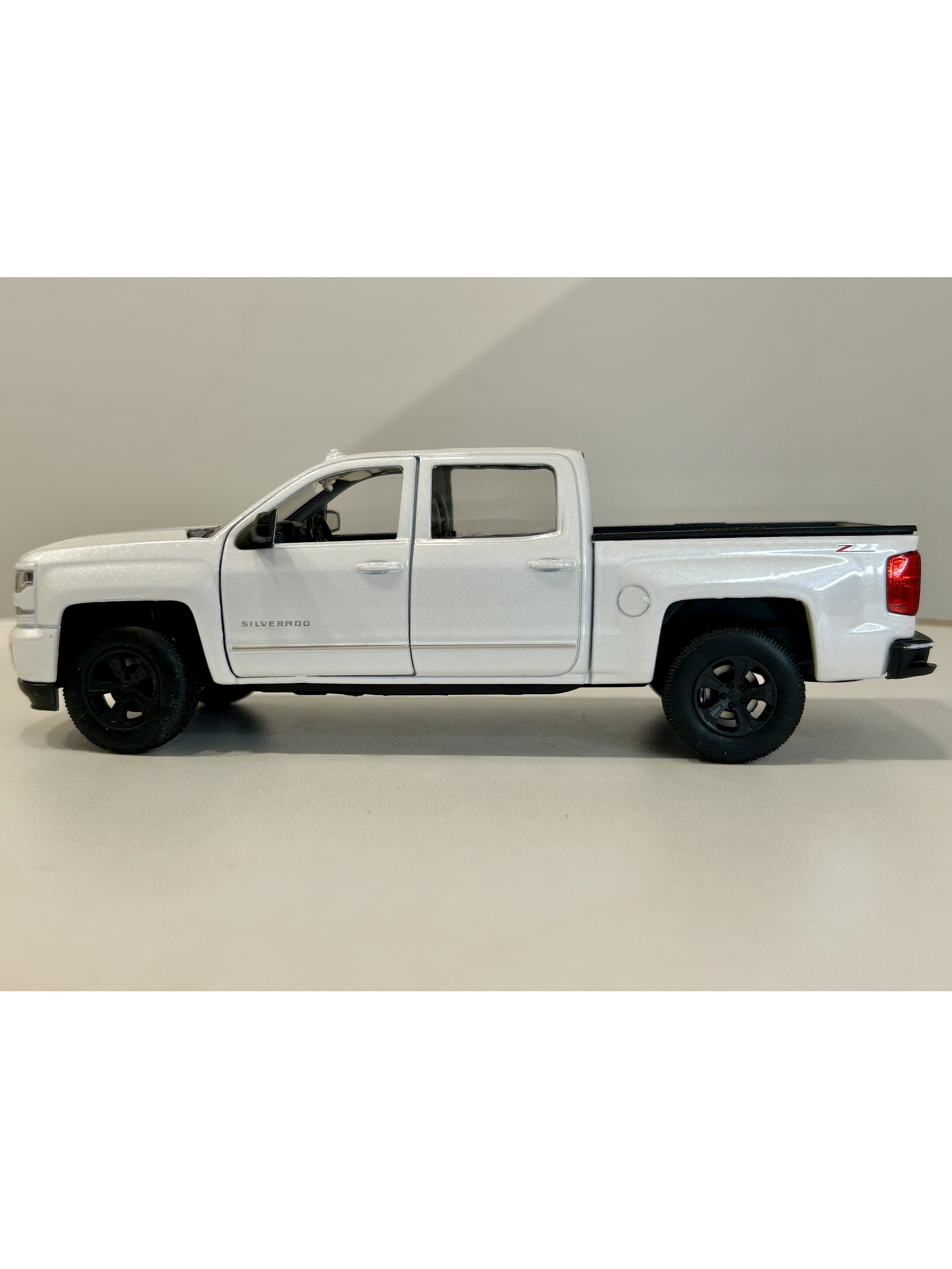 Welly Chevrolet Silverado 2017 1:29 blanco – Pick-up full-size icónica para coleccionistas en Chile | Ruta Nostalgia 9