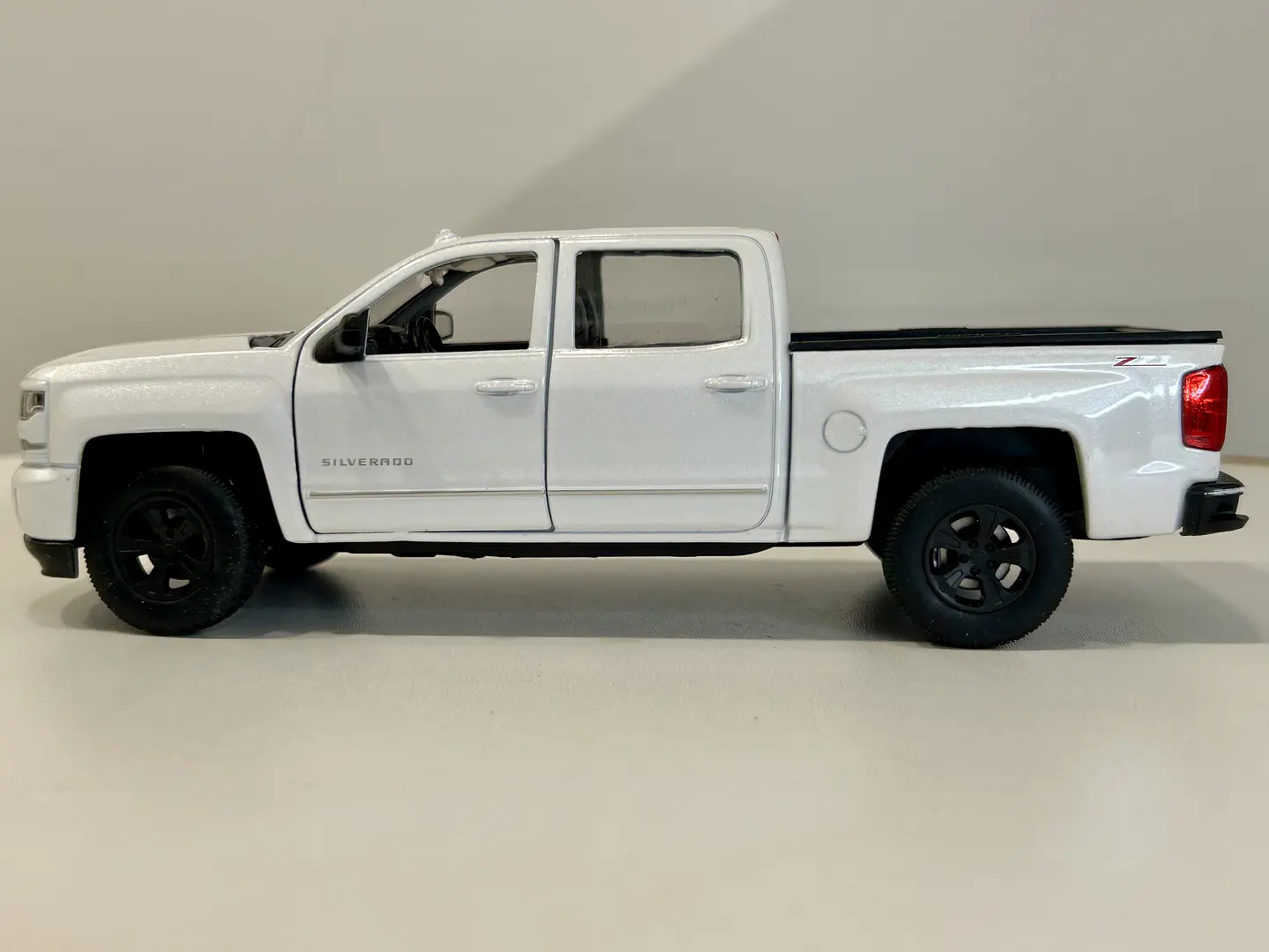 Welly Chevrolet Silverado 2017 1:29 blanco – Pick-up full-size icónica para coleccionistas en Chile | Ruta Nostalgia 9