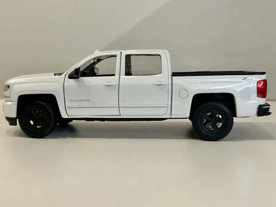 Welly Chevrolet Silverado 2017 1:29 blanco – Pick-up full-size icónica para coleccionistas en Chile | Ruta Nostalgia 9