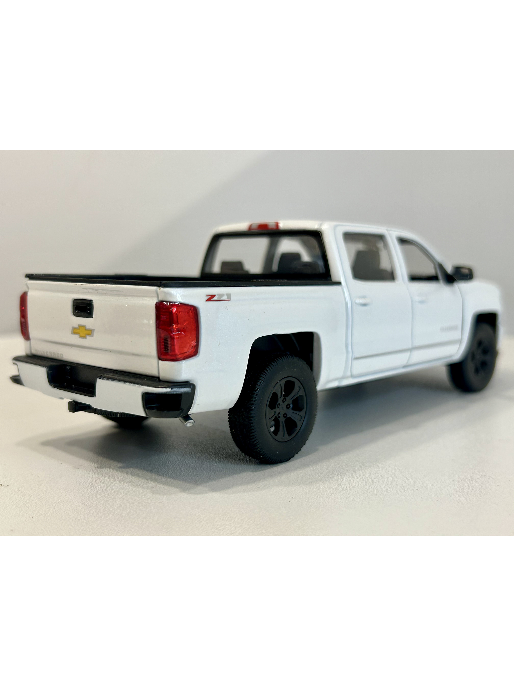 Welly Chevrolet Silverado 2017 1:29 blanco – Pick-up full-size icónica para coleccionistas en Chile | Ruta Nostalgia 5