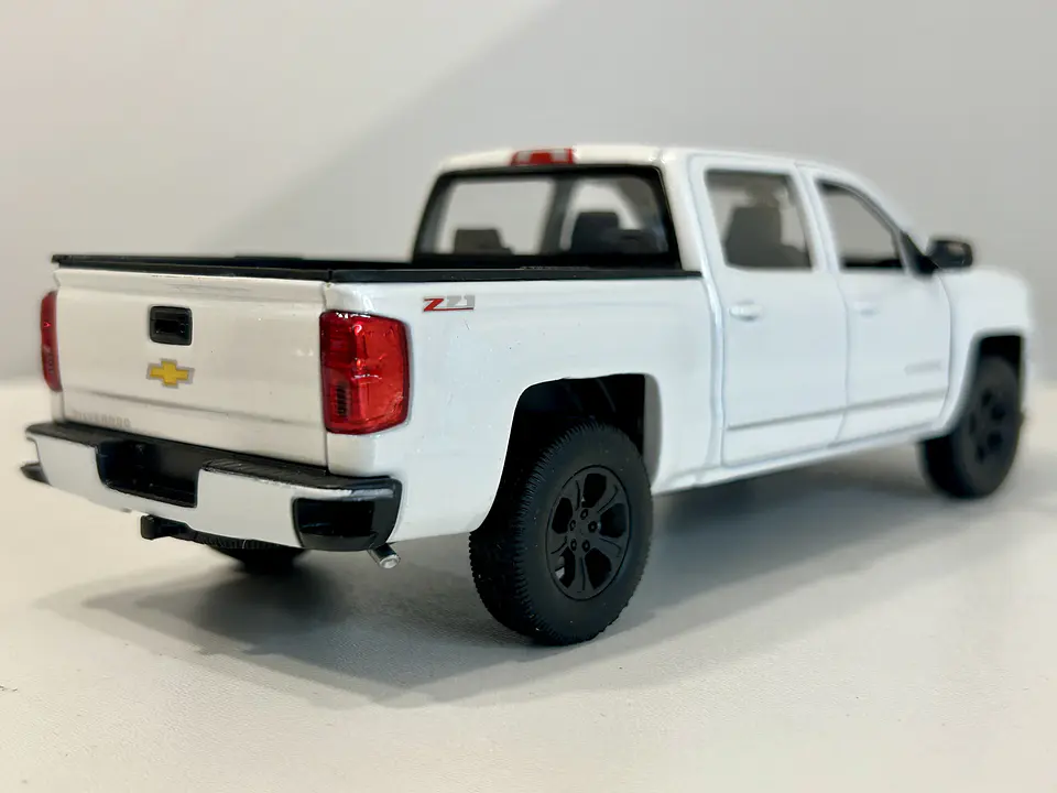 Welly Chevrolet Silverado 2017 1:29 blanco – Pick-up full-size icónica para coleccionistas en Chile | Ruta Nostalgia 5