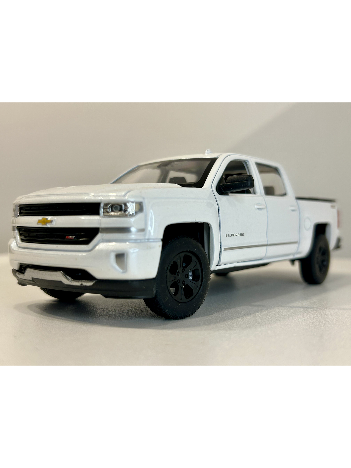 Welly Chevrolet Silverado 2017 1:29 blanco – Pick-up full-size icónica para coleccionistas en Chile | Ruta Nostalgia 1
