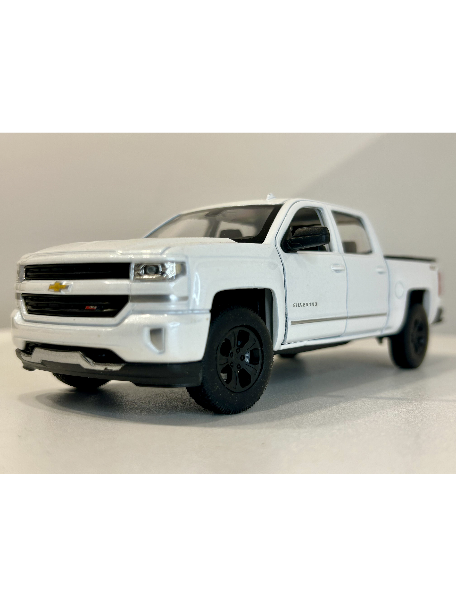 Welly Chevrolet Silverado 2017 1:29 blanco – Pick-up full-size icónica para coleccionistas en Chile | Ruta Nostalgia 1