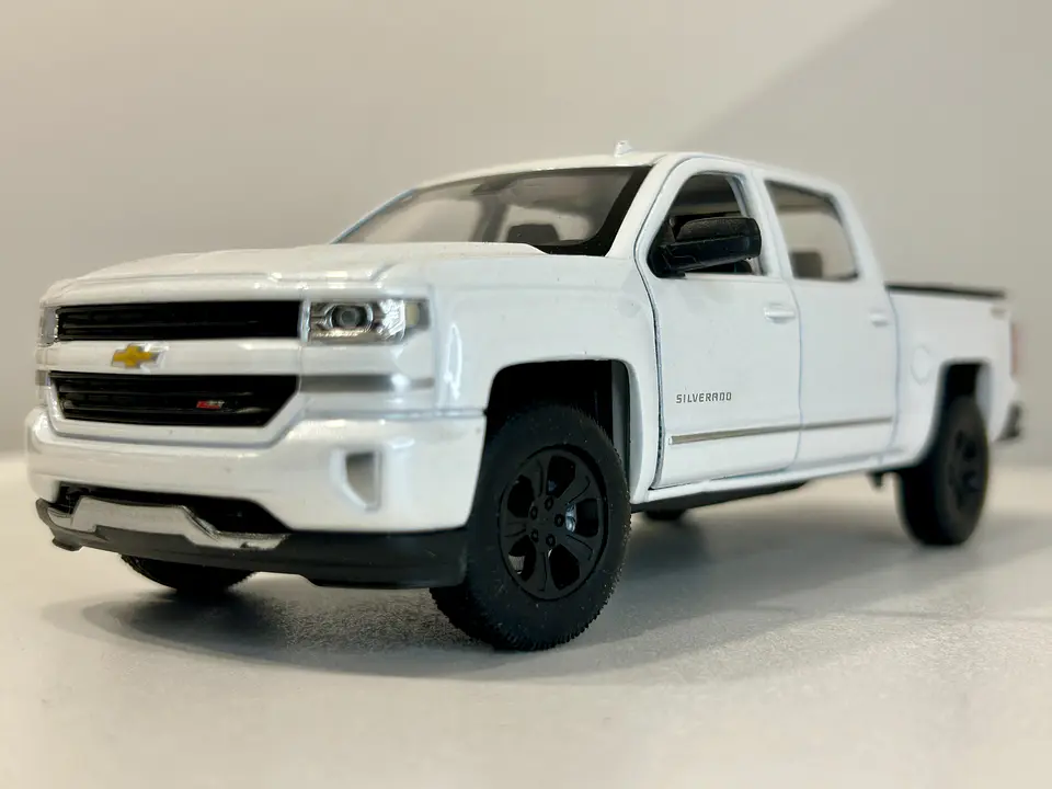 Welly Chevrolet Silverado 2017 1:29 blanco – Pick-up full-size icónica para coleccionistas en Chile | Ruta Nostalgia 1