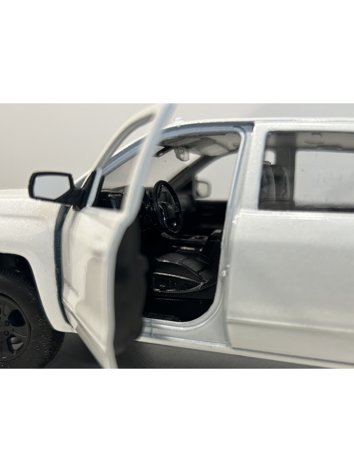 Welly Chevrolet Silverado 2017 1:29 blanco – Pick-up full-size icónica para coleccionistas en Chile | Ruta Nostalgia 8