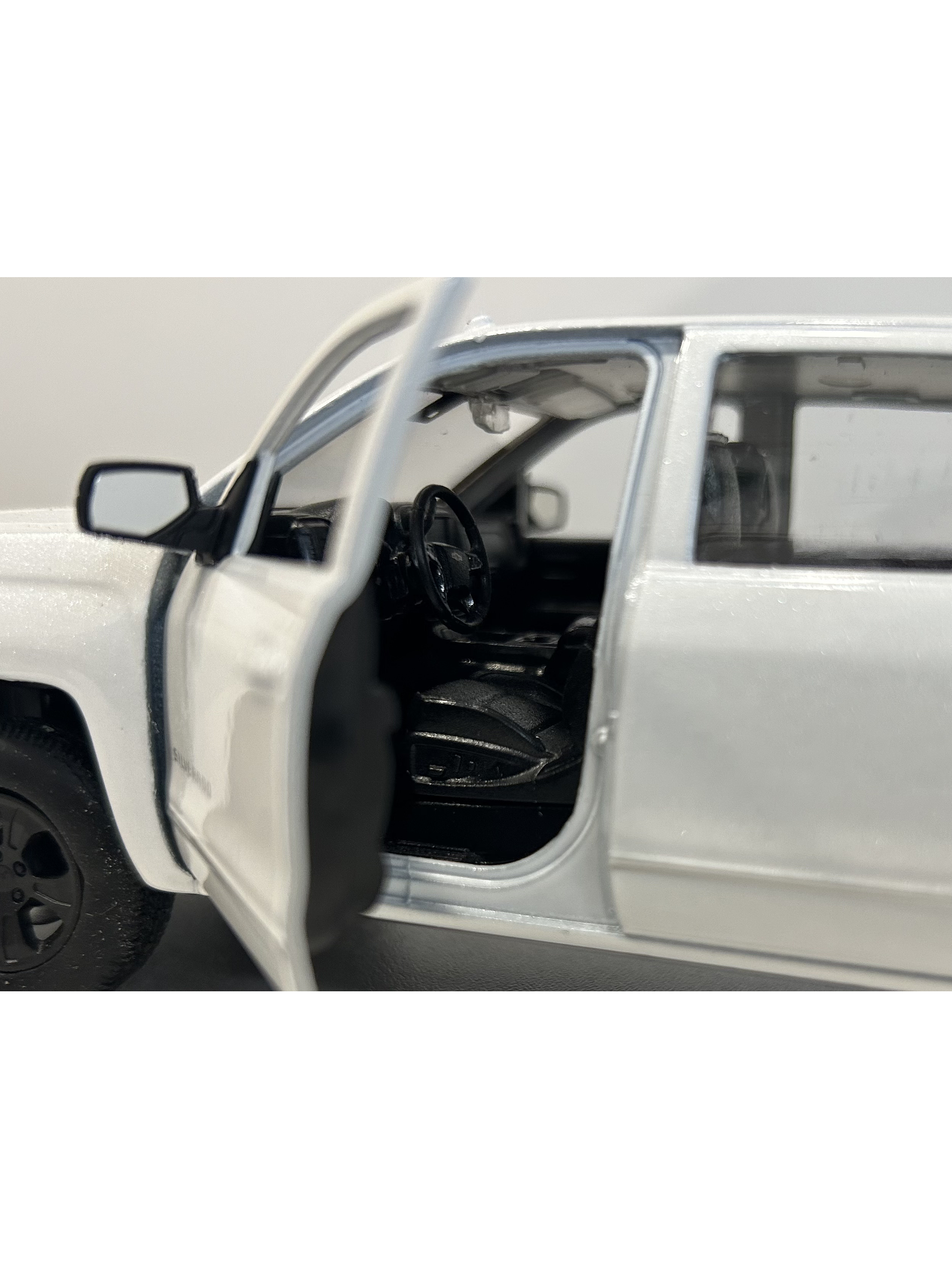 Welly Chevrolet Silverado 2017 1:29 blanco – Pick-up full-size icónica para coleccionistas en Chile | Ruta Nostalgia 8