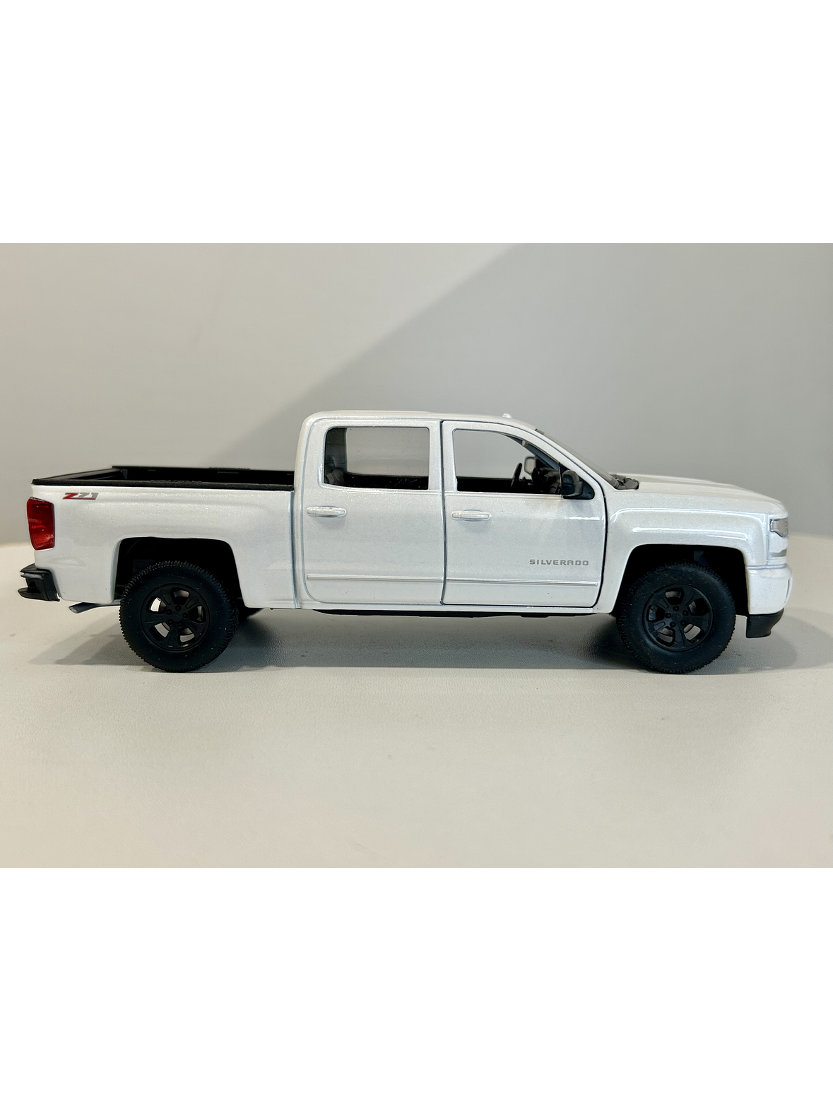 Welly Chevrolet Silverado 2017 1:29 blanco – Pick-up full-size icónica para coleccionistas en Chile | Ruta Nostalgia 4
