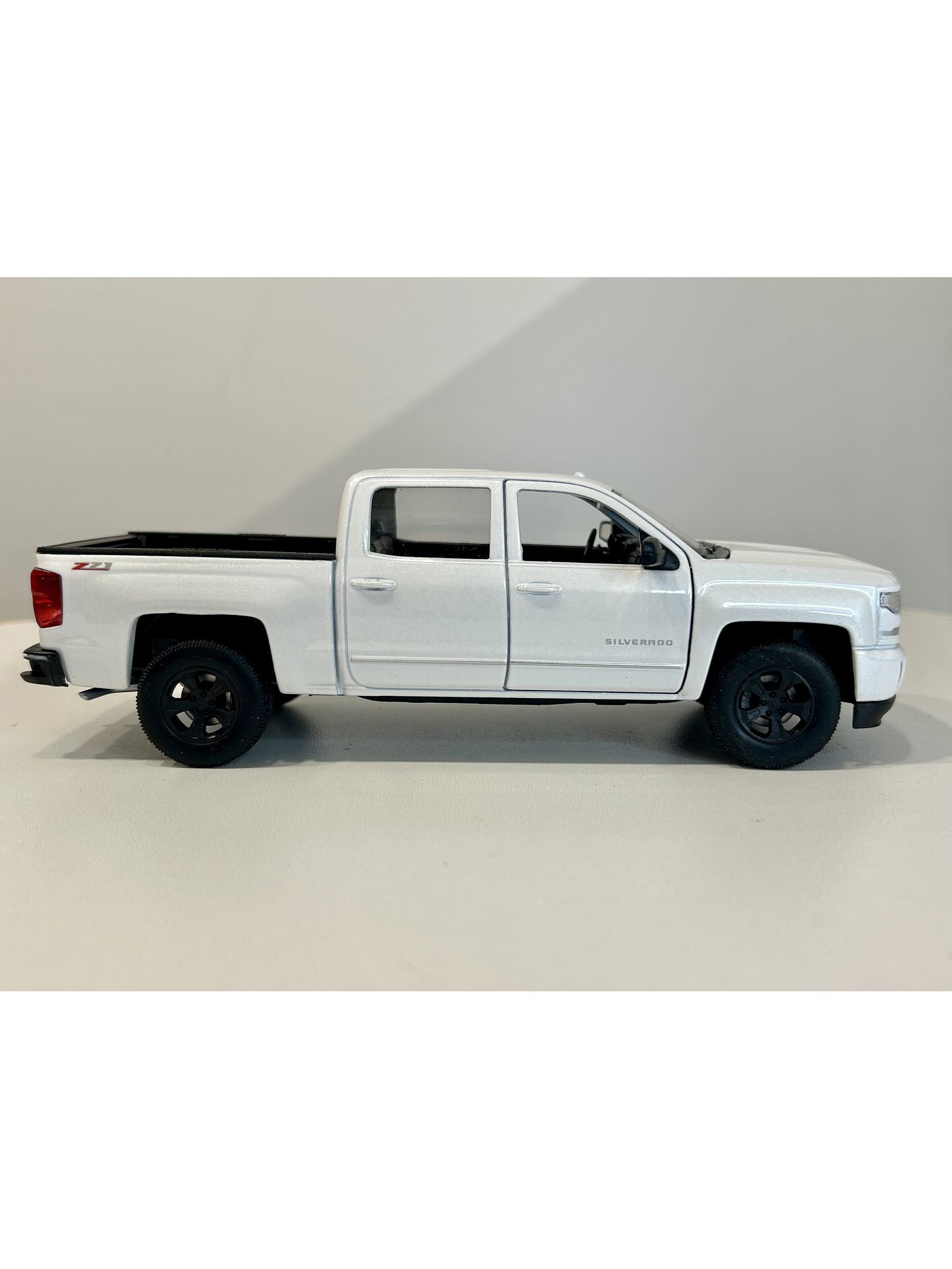 Welly Chevrolet Silverado 2017 1:29 blanco – Pick-up full-size icónica para coleccionistas en Chile | Ruta Nostalgia 4