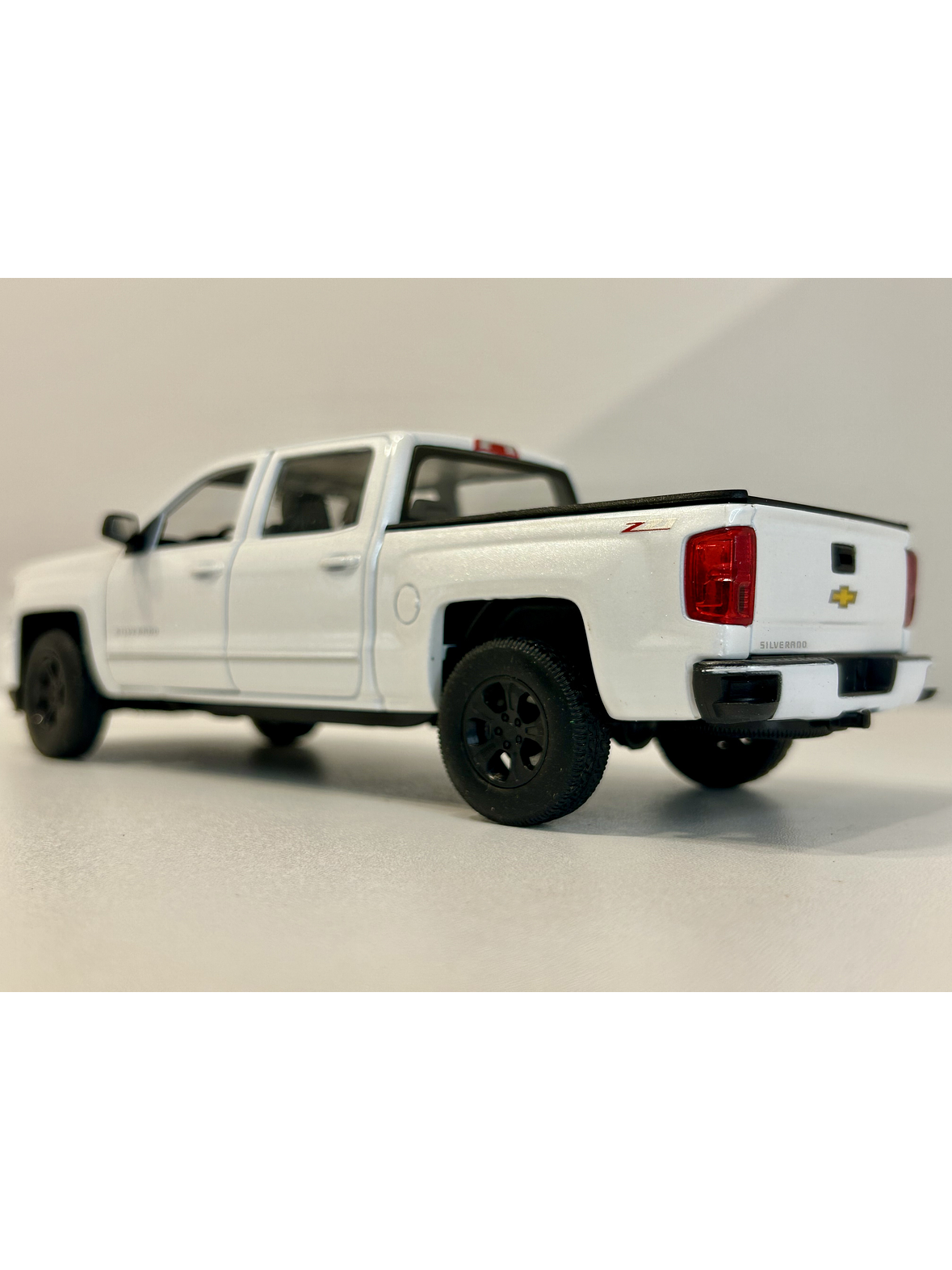 Welly Chevrolet Silverado 2017 1:29 blanco – Pick-up full-size icónica para coleccionistas en Chile | Ruta Nostalgia 7