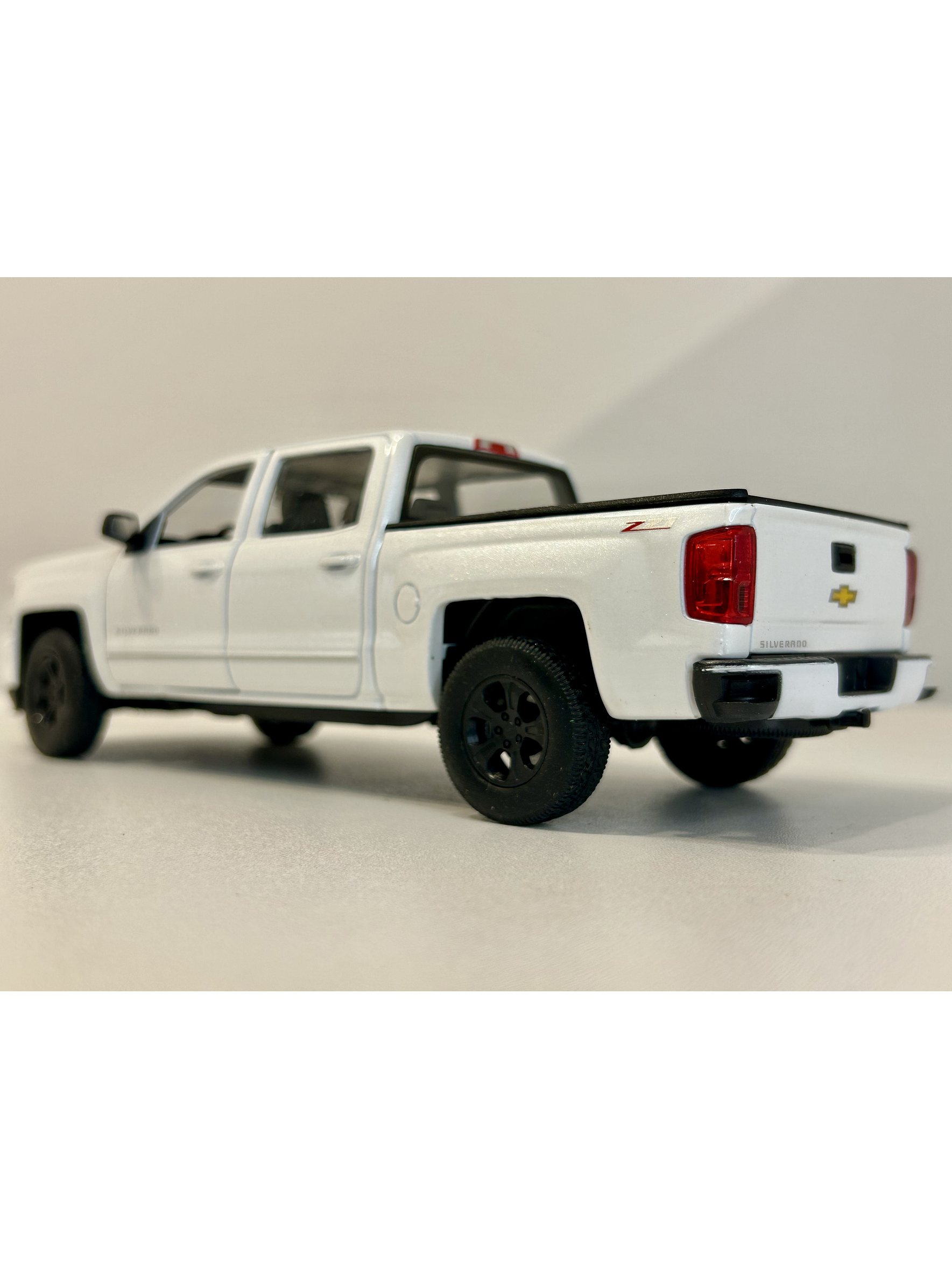 Welly Chevrolet Silverado 2017 1:29 blanco – Pick-up full-size icónica para coleccionistas en Chile | Ruta Nostalgia 7