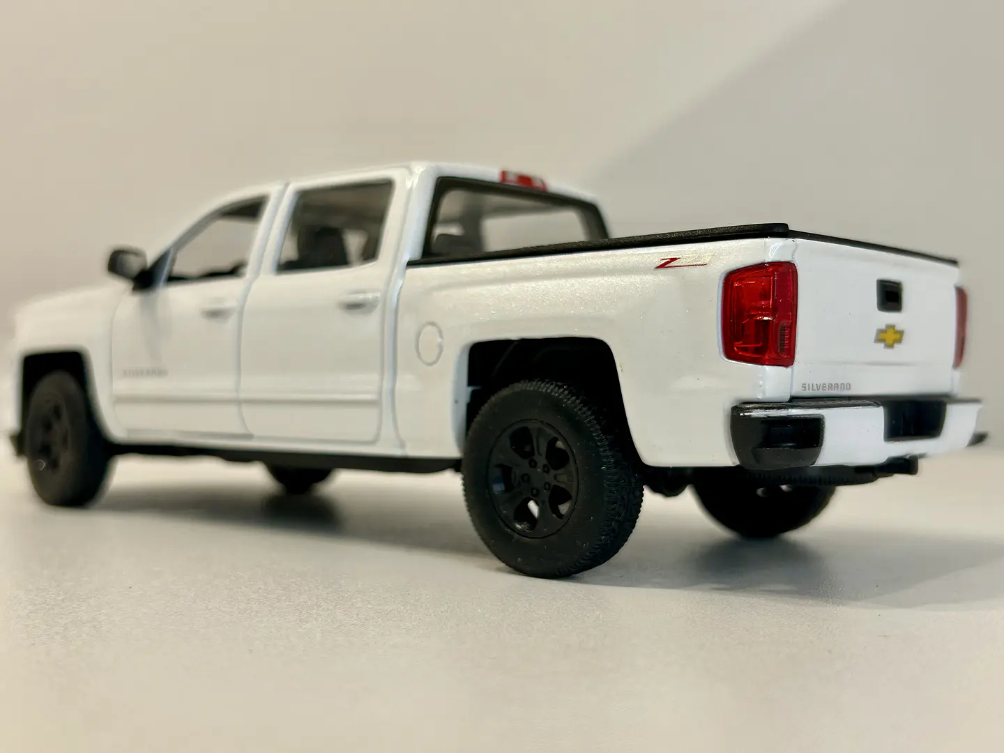 Welly Chevrolet Silverado 2017 1:29 blanco – Pick-up full-size icónica para coleccionistas en Chile | Ruta Nostalgia 7