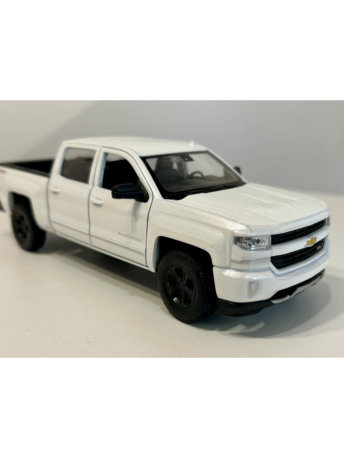 Welly Chevrolet Silverado 2017 1:29 blanco – Pick-up full-size icónica para coleccionistas en Chile | Ruta Nostalgia 3