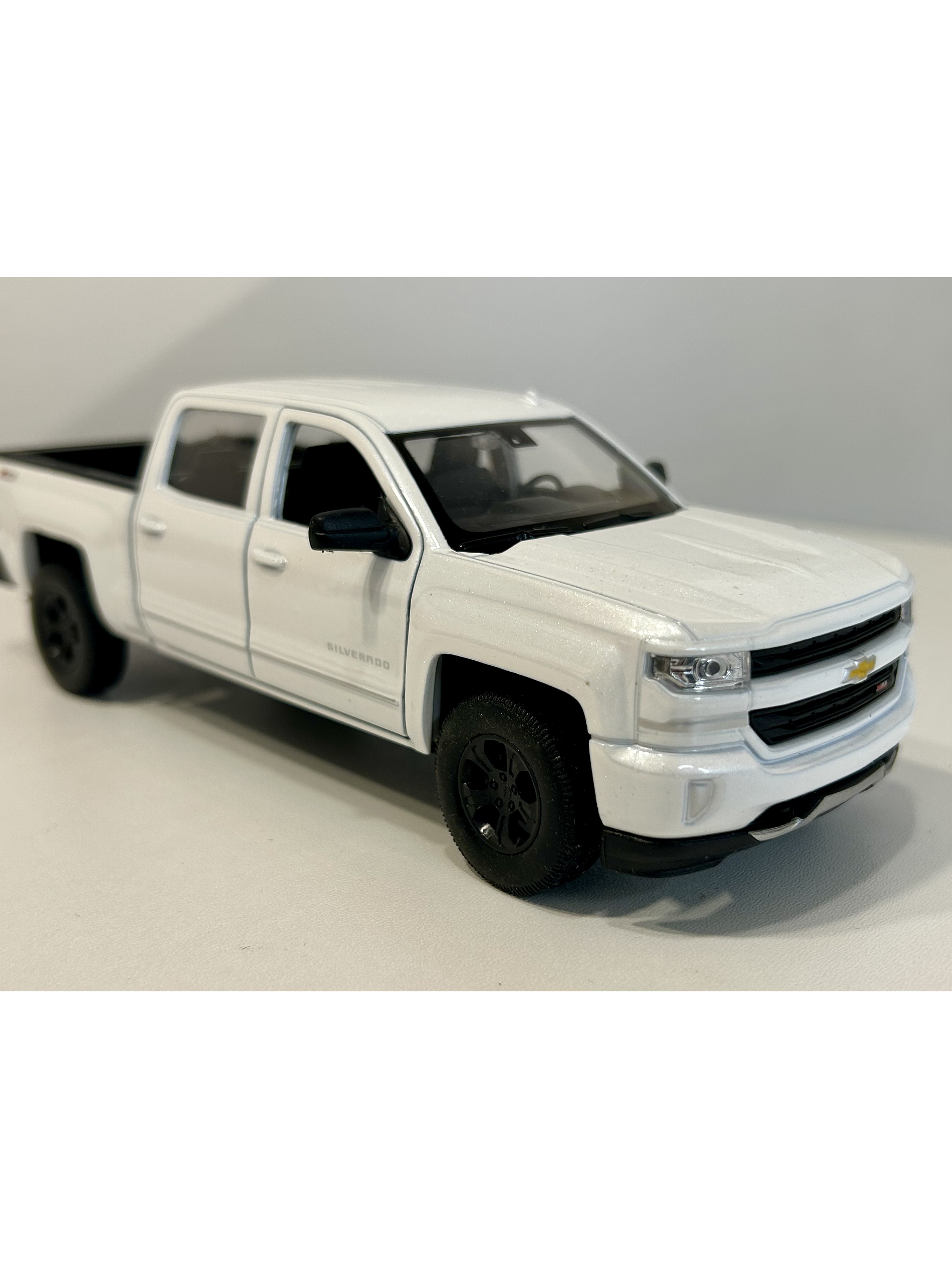 Welly Chevrolet Silverado 2017 1:29 blanco – Pick-up full-size icónica para coleccionistas en Chile | Ruta Nostalgia 3