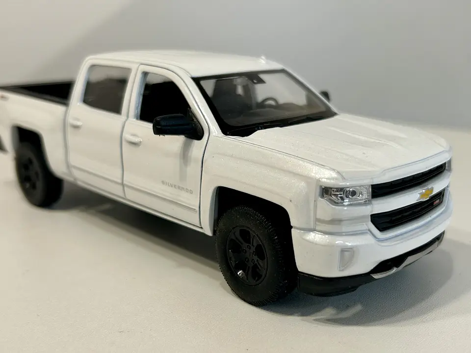 Welly Chevrolet Silverado 2017 1:29 blanco – Pick-up full-size icónica para coleccionistas en Chile | Ruta Nostalgia 3