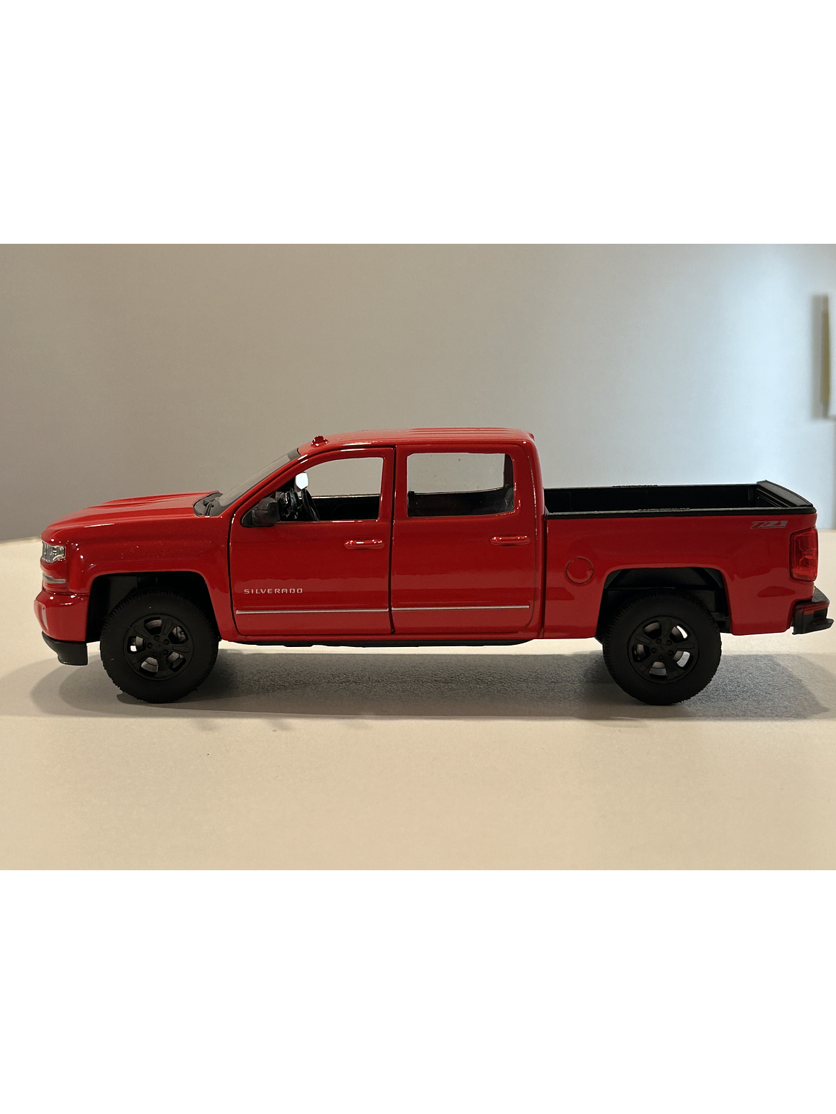 Welly Chevrolet Silverado 2017 1:29 blanco – Pick-up full-size icónica para coleccionistas en Chile | Ruta Nostalgia 18