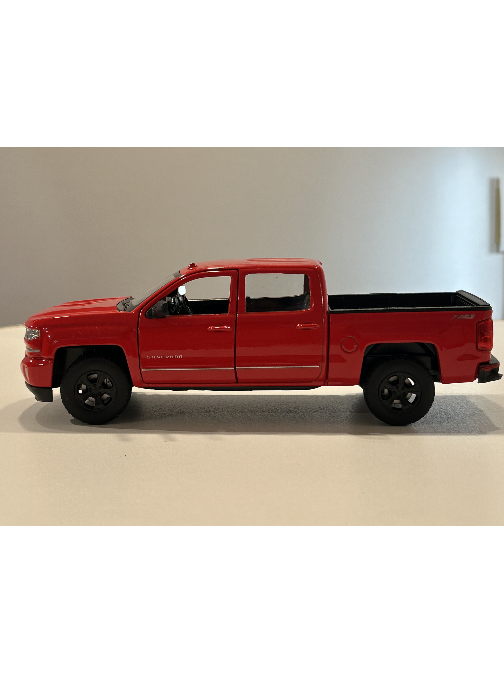 Welly Chevrolet Silverado 2017 1:29 blanco – Pick-up full-size icónica para coleccionistas en Chile | Ruta Nostalgia 18